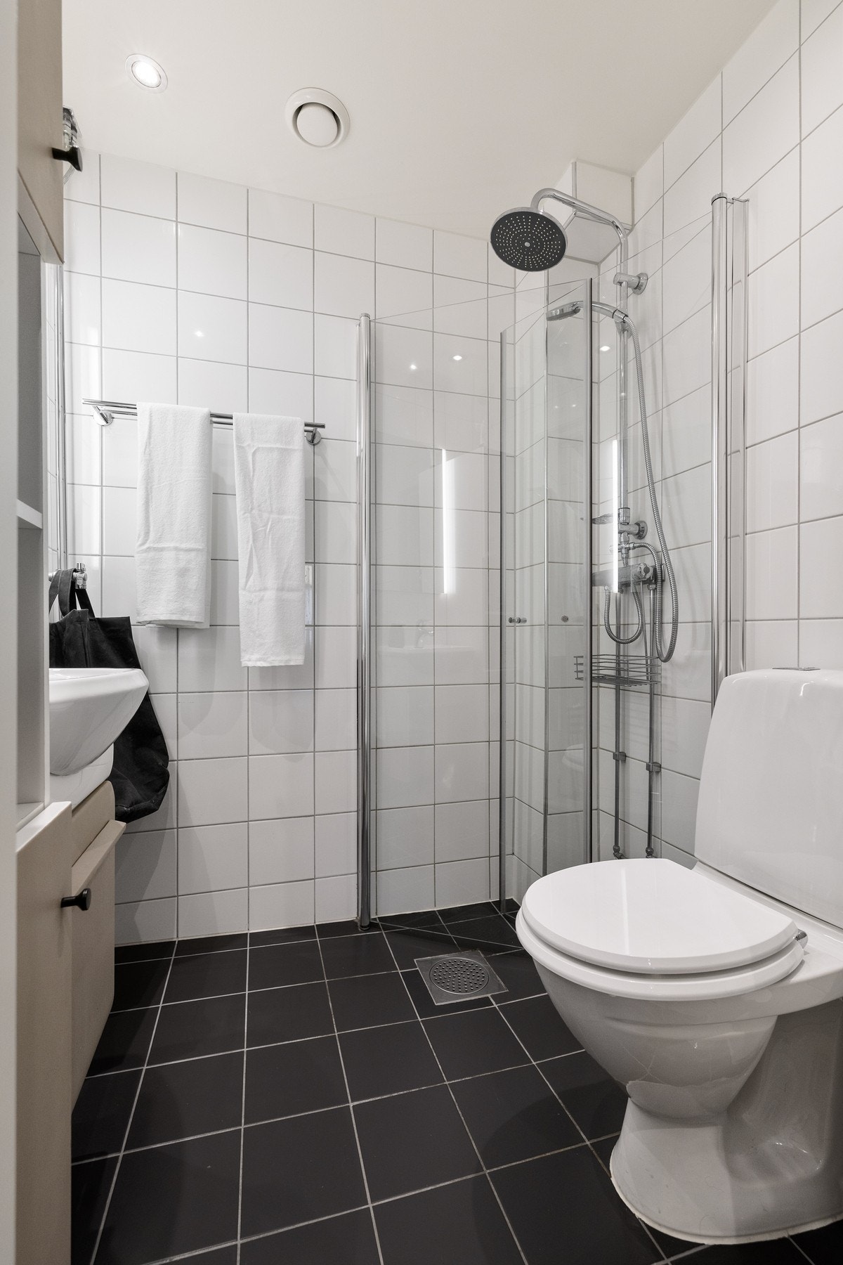 Romslig dusjnisje med waterfall- og hånddusj. Galleribilde