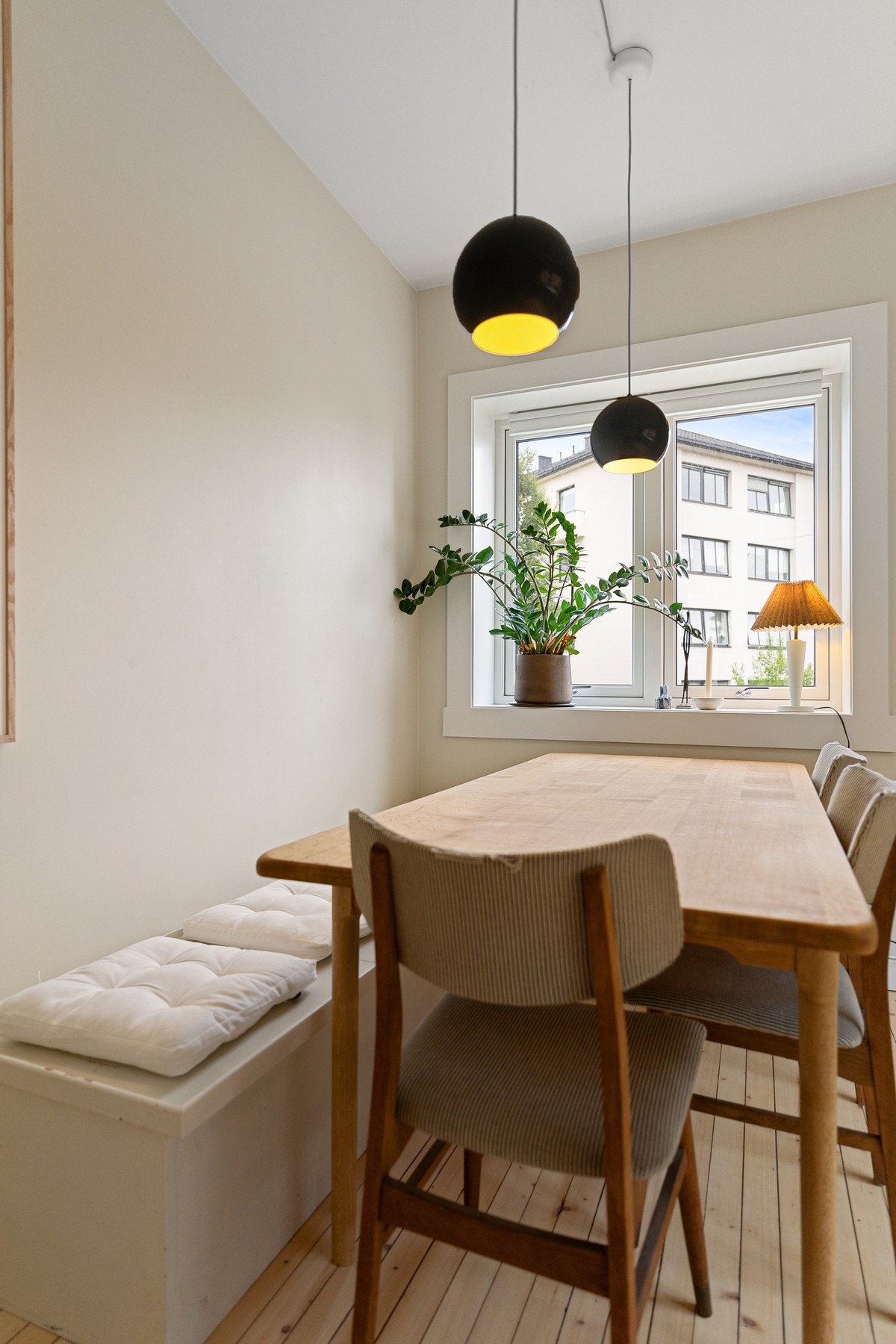 Hjørneleilighet med spesielt fine lysforhold. Det er god plass til både spisestue og sofagruppe i stuen. Galleribilde