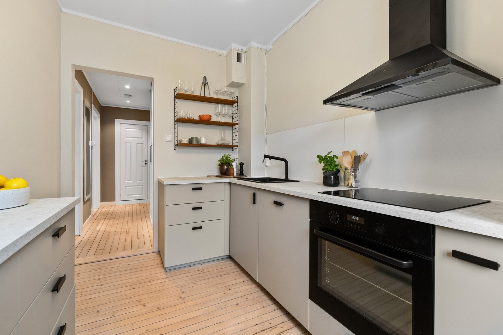 Alle hvitevarer er nye og integrerte i 2024 og medfølger handelen. Galleribilde