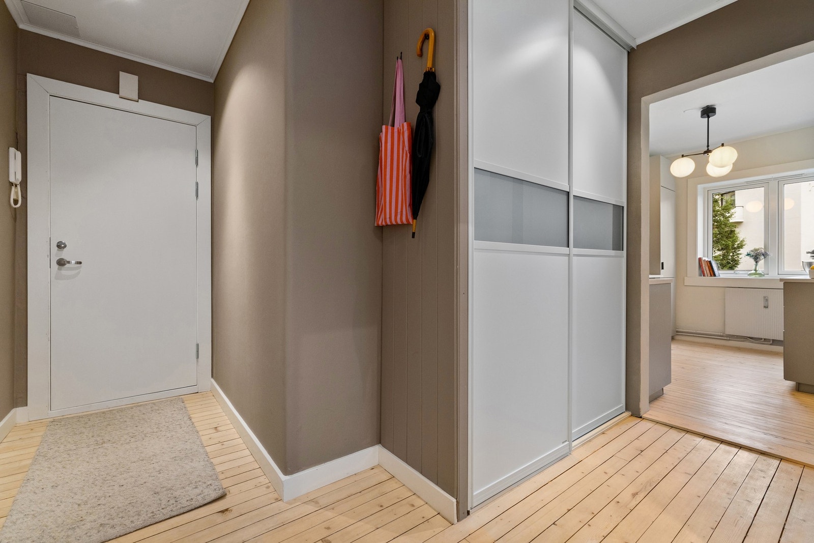 Det er bygget inn lekre garderibeskap i entréen som medfølger salget. Galleribilde