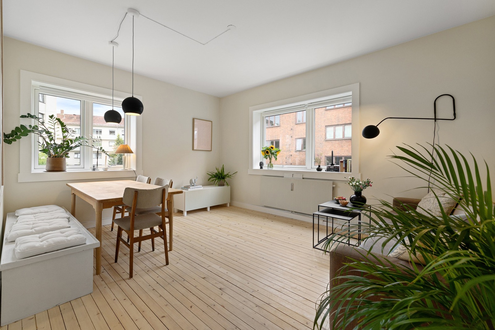 Gjennomgående hjørneleilighet med fantastisk lysinnslipp fra tre himmelretninger og en luftig romfølelse med generøs takhøyde på 2,7 meter. Galleribilde