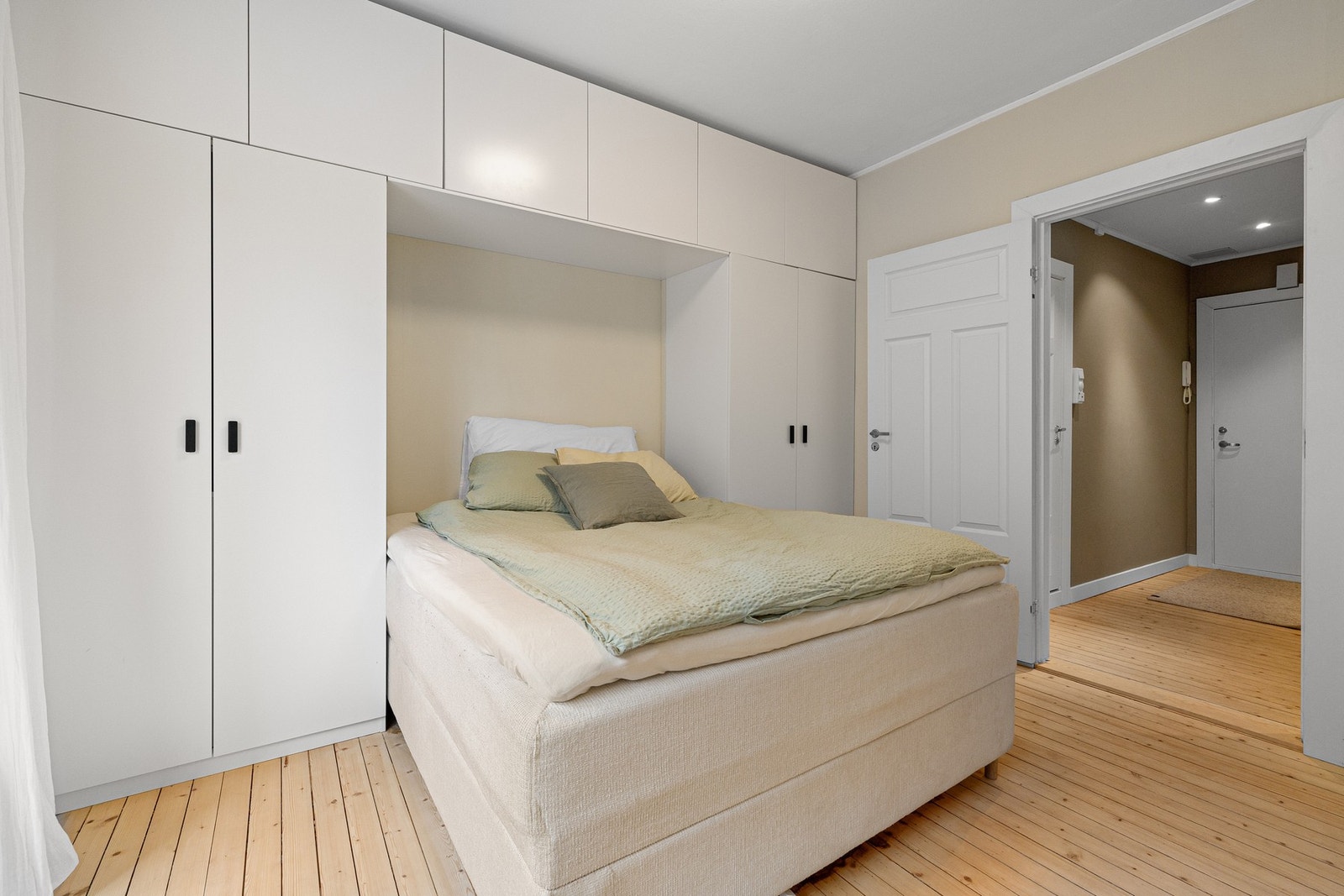 Det er satt inn lekre, plassbygde garderobeskap som medfølger salget. Galleribilde