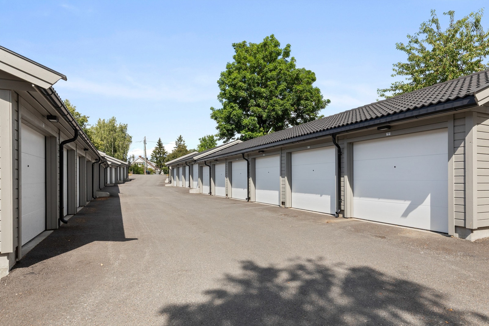 Boligen disponerer garasjeplass nr. 142 i felles garasjerekke ved Stovnerfaret 100. Fastmontert lader for EL-bil følger med. Galleribilde