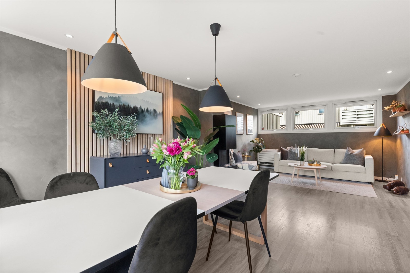 I fin tilknytning til kjøkkenet er det plass til stort spisebord hvor hele familien kan samles. Galleribilde