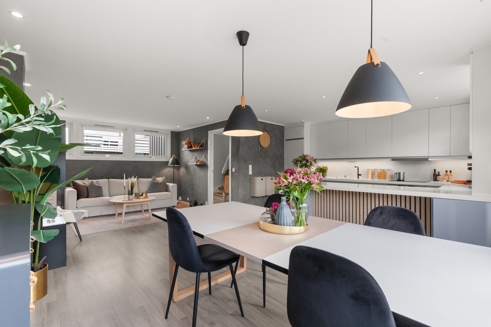 Planløsningen er praktisk med kjøkken/stue i 1. etasje og med utgang til terrasse og hage. Galleribilde