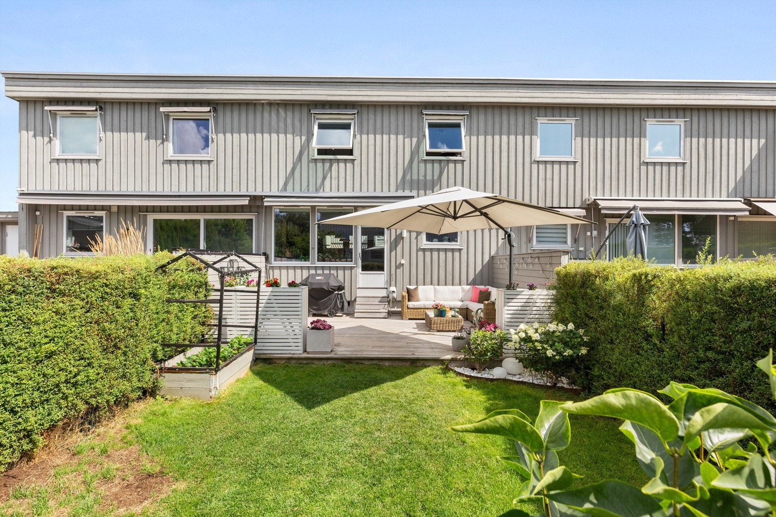 Terrassen glir sømløst over i en plen som er omkranset og god skjermet med hekk. Perfekt for barna eller det firbente familiemedlemmet. Galleribilde