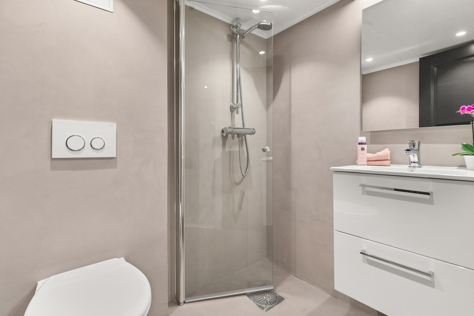 Lekkert baderom fra 2013/2014 med overflateoppussing i 2019. Nye downlights i 2021. Galleribilde