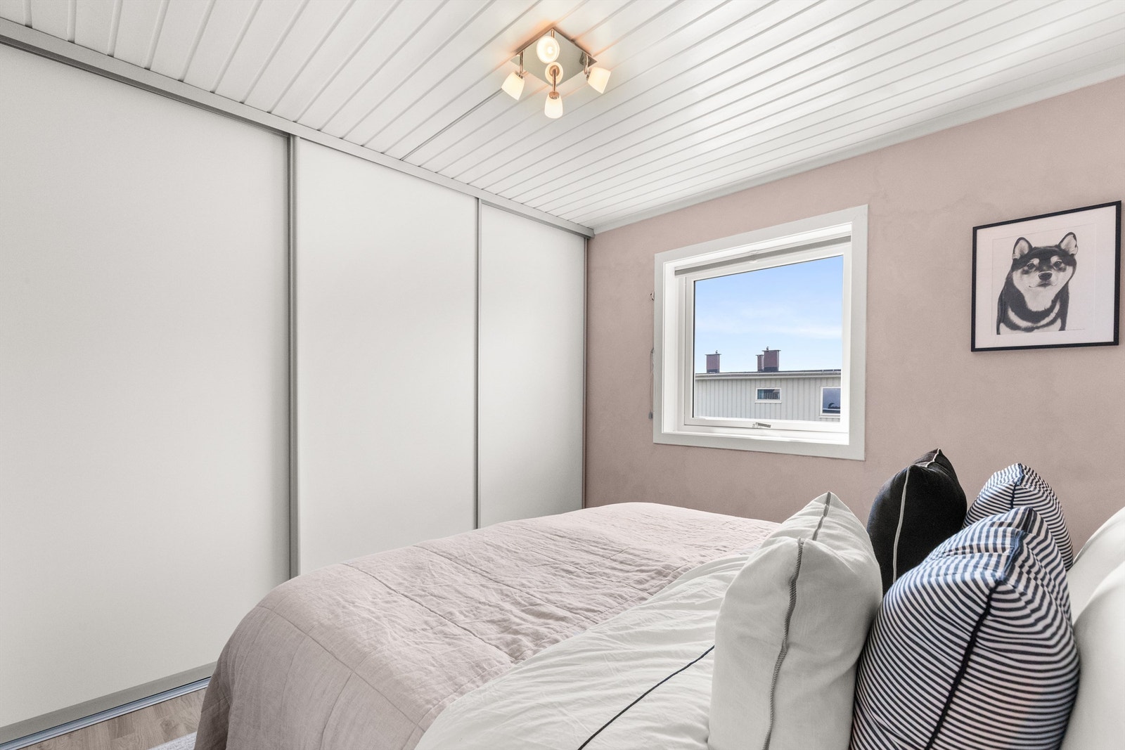 I 2019 ble alle soverom pusset opp; malt tak, skiftet lamper (Skogheim Elektro), plissé (Kjells markiser) og skyvedørsgarderobe (Garderobemannen). Galleribilde