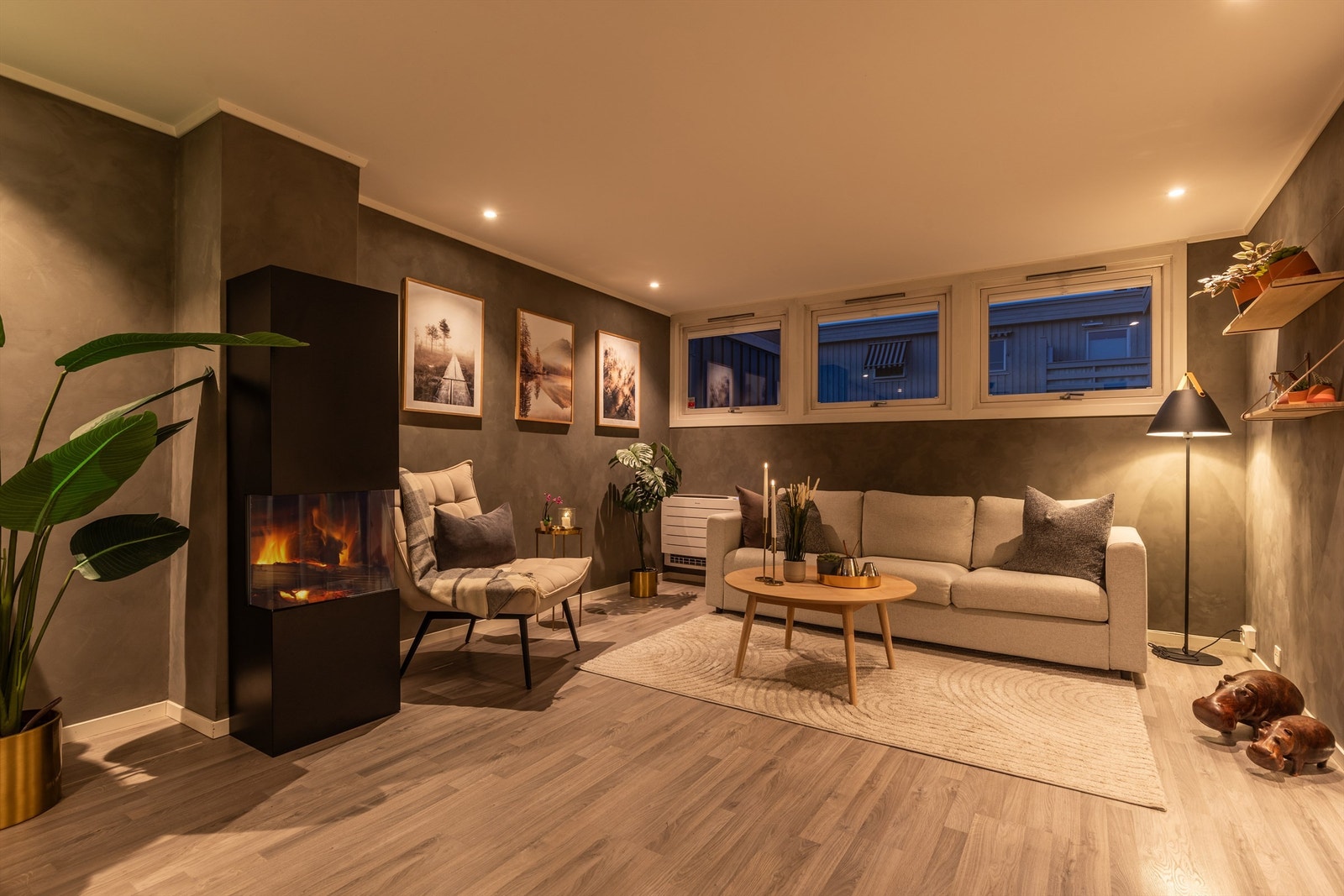 Stuen har en varmepumpe fra 2024 som varmer godt på kalde høst- og vinterdager, samt kjøler på de varme sommerdagene. I tillegg er stuen innredet med peisovn som bidrar med mye hygge og varme! Galleribilde