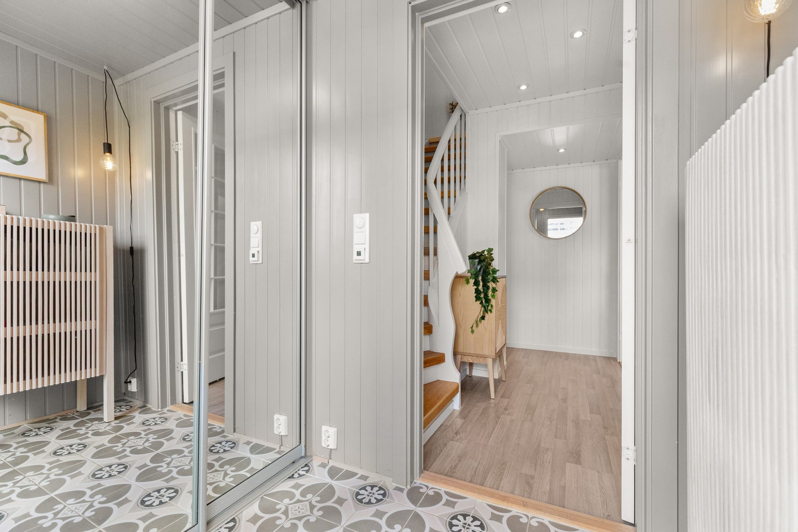 Velkommen inn! Romslig entré som gir et godt førsteinntrykk av boligen og byr på gode oppbevaringsmuligheter i romslig skyvedørsgarderobe med speilfronter. Galleribilde