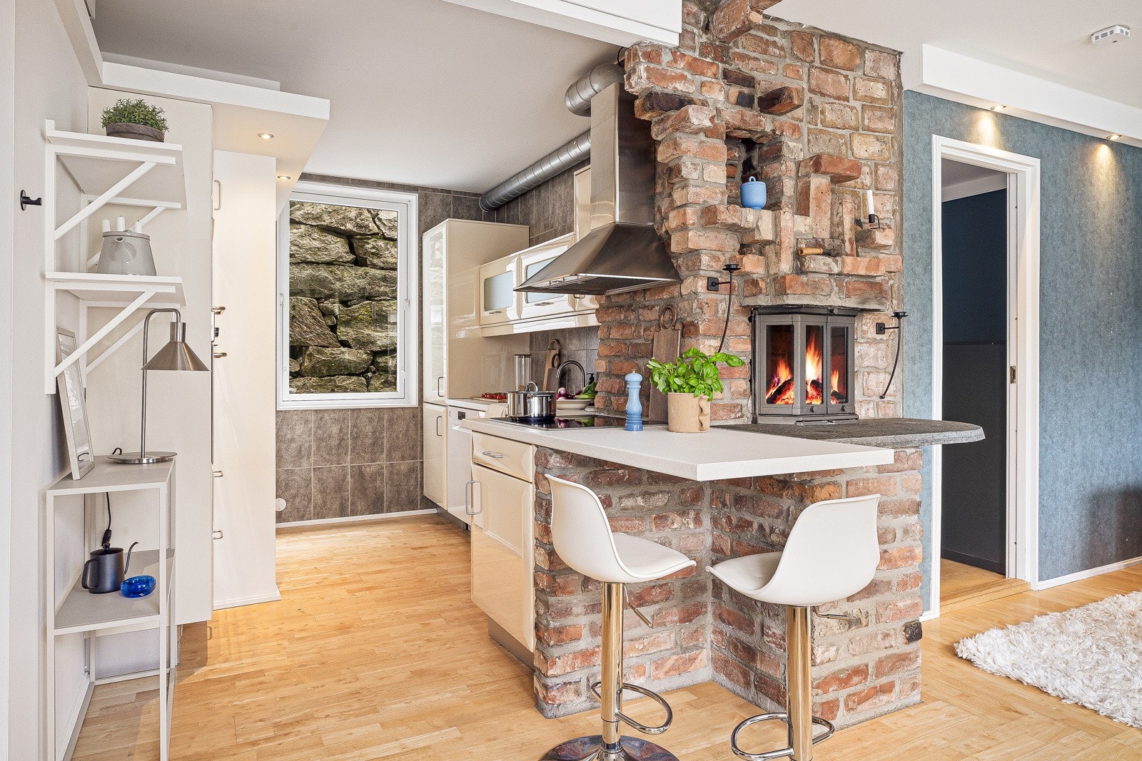 Kjøkkenet har rikelig med benke- og skapplass. Galleribilde