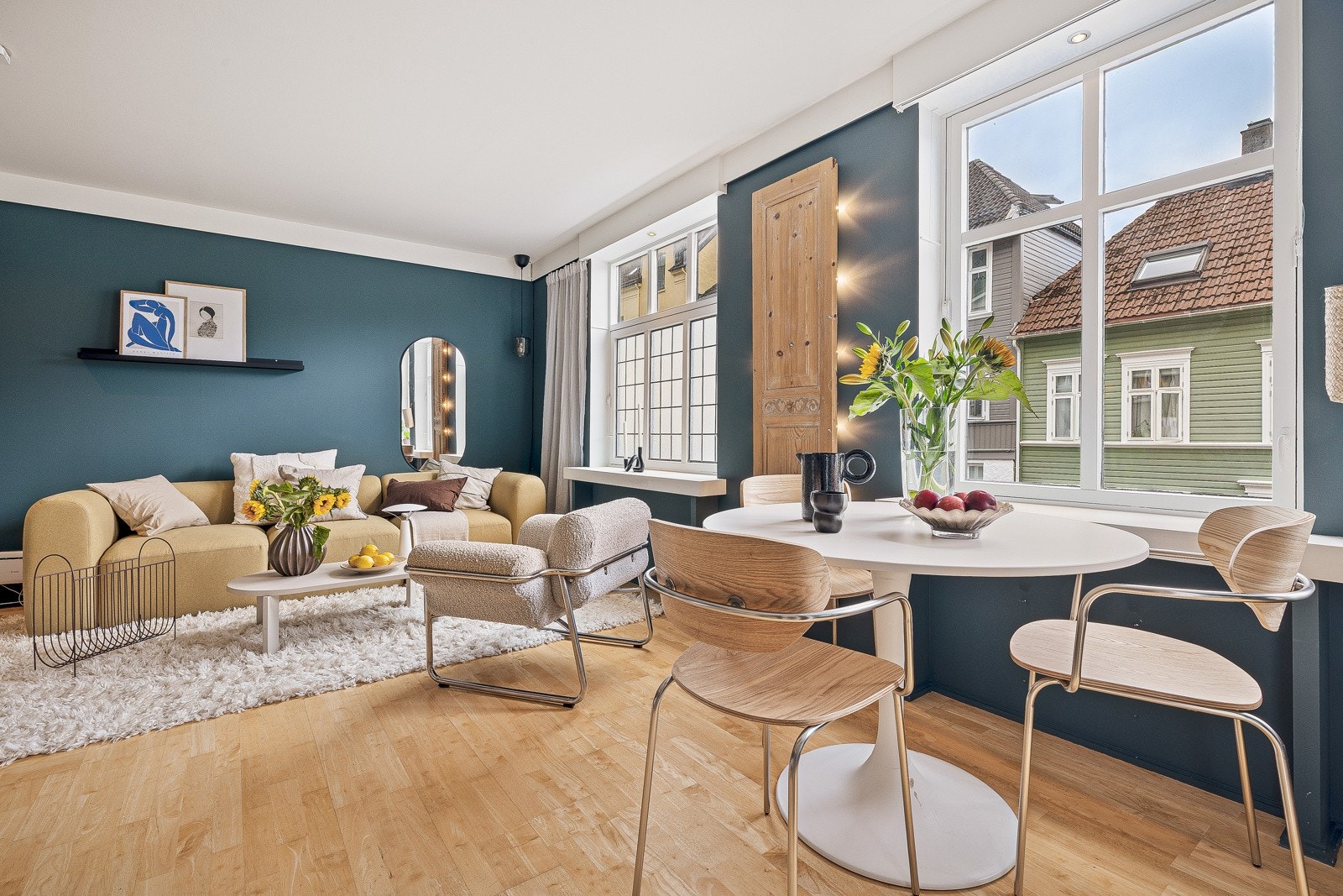 Det første man legger merke til er de store vinduene som slipper inn rikelig med lys. Galleribilde