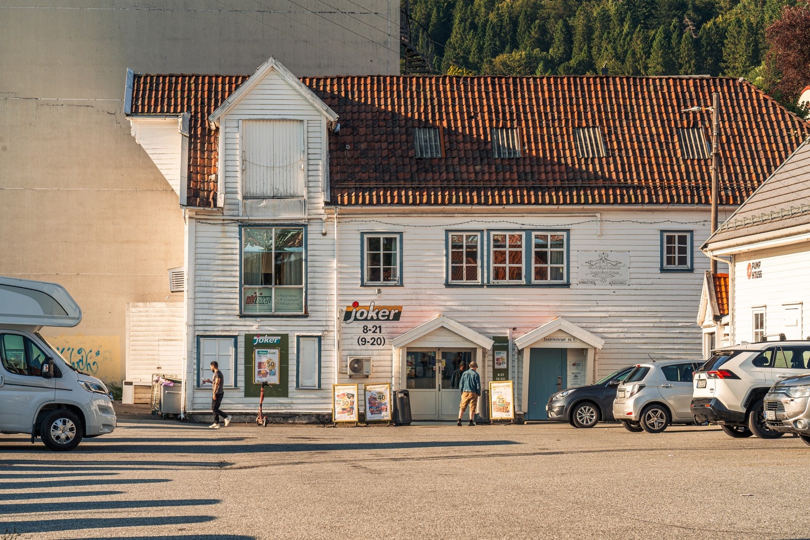 Det er flere dagligvarebutikker i nærheten. Galleribilde