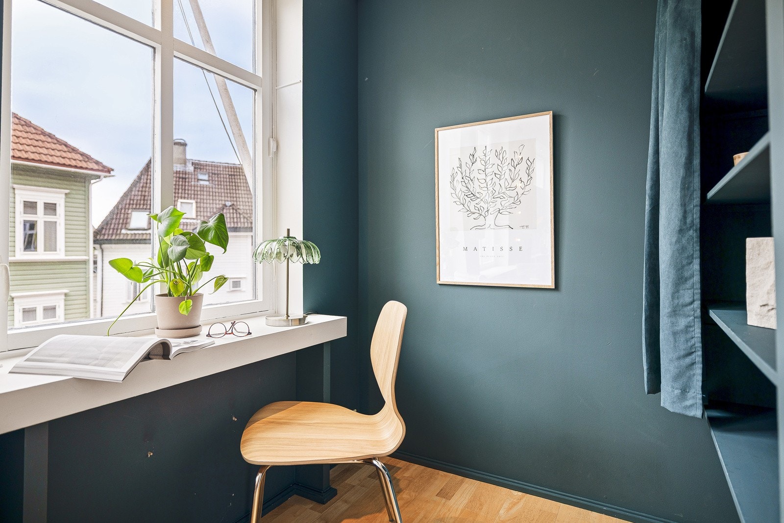 Det er en god kontor-krok i stuen, perfekt for hjemmekontor! Galleribilde