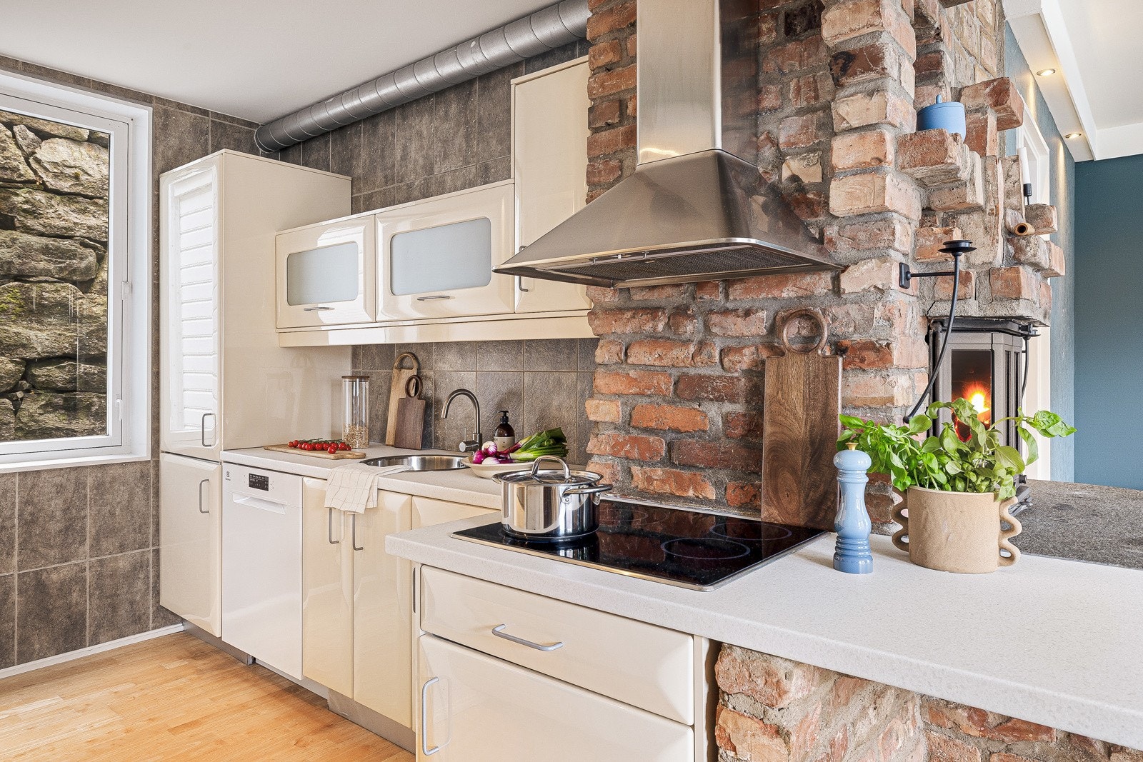 Kjøkkenet er oppgradert i Juli 2025 med ny benkeplate, vask, blandebatteri og oppvaskmaskin. Galleribilde