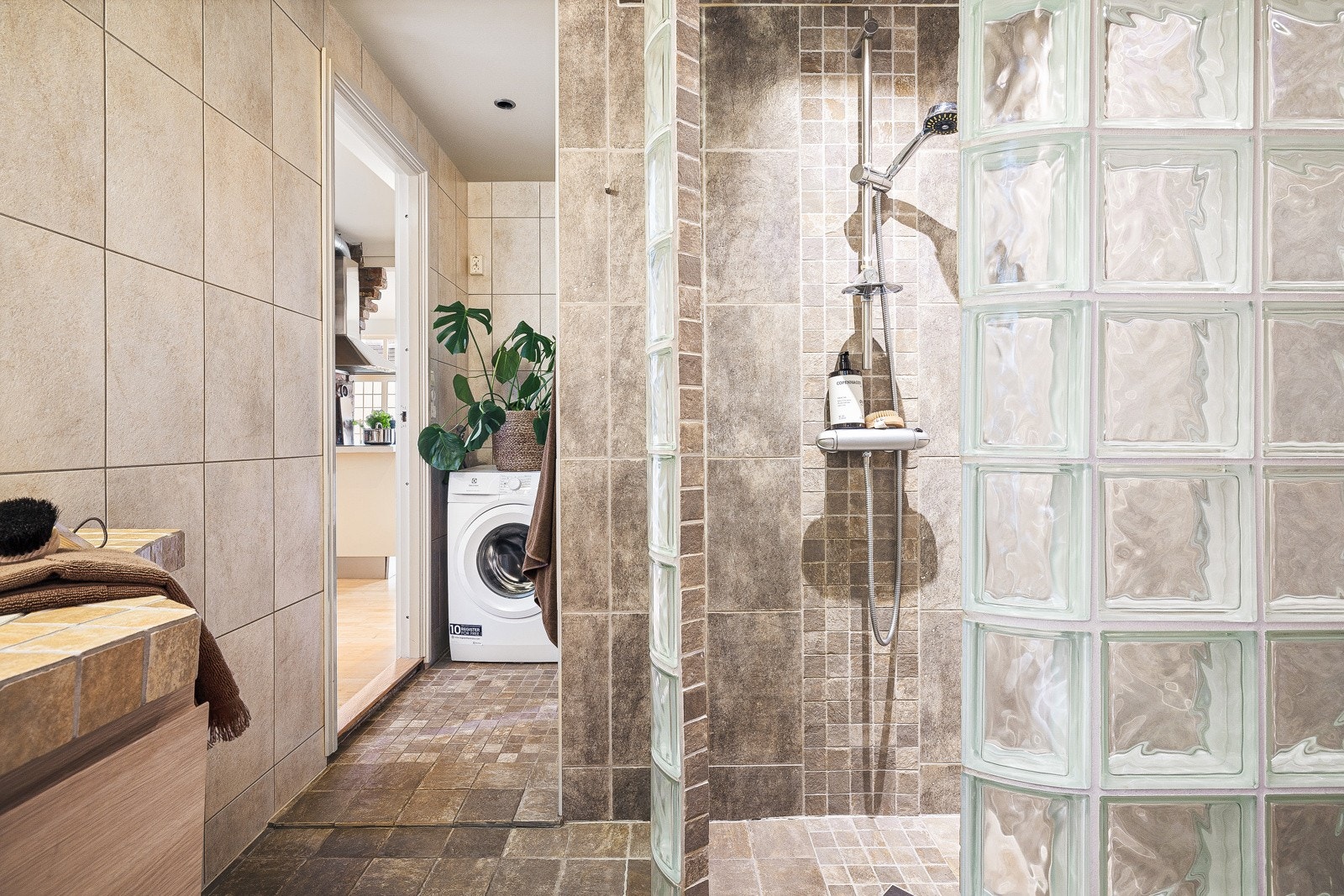 Badet består av toalett, dusj og servant med oppbevaring. I tillegg er det speil, og selvfølgelig varme i gulvet. Galleribilde