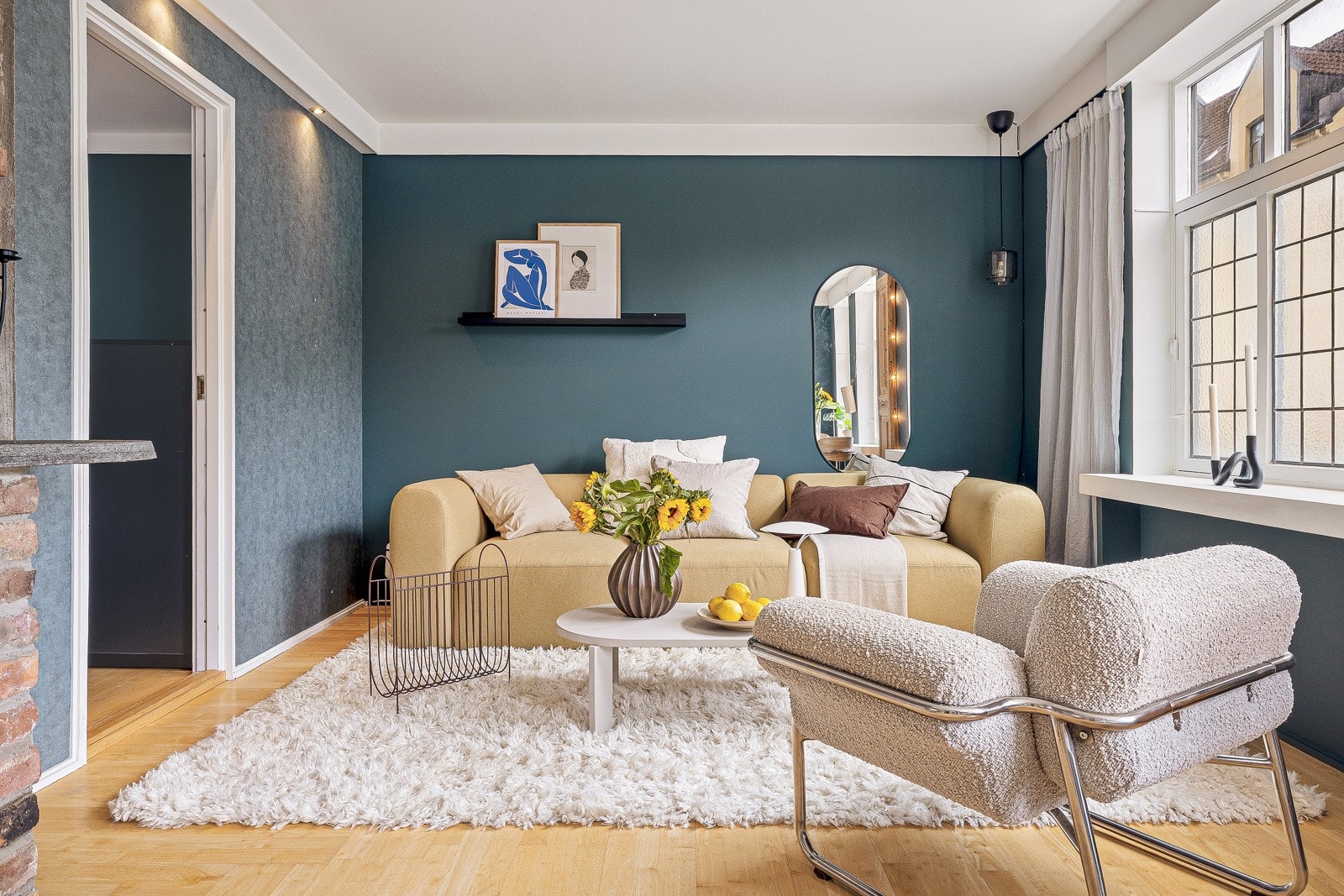 Her er det en god planløsning som gjør at rommet enkelt kan innredes i flere soner. Galleribilde