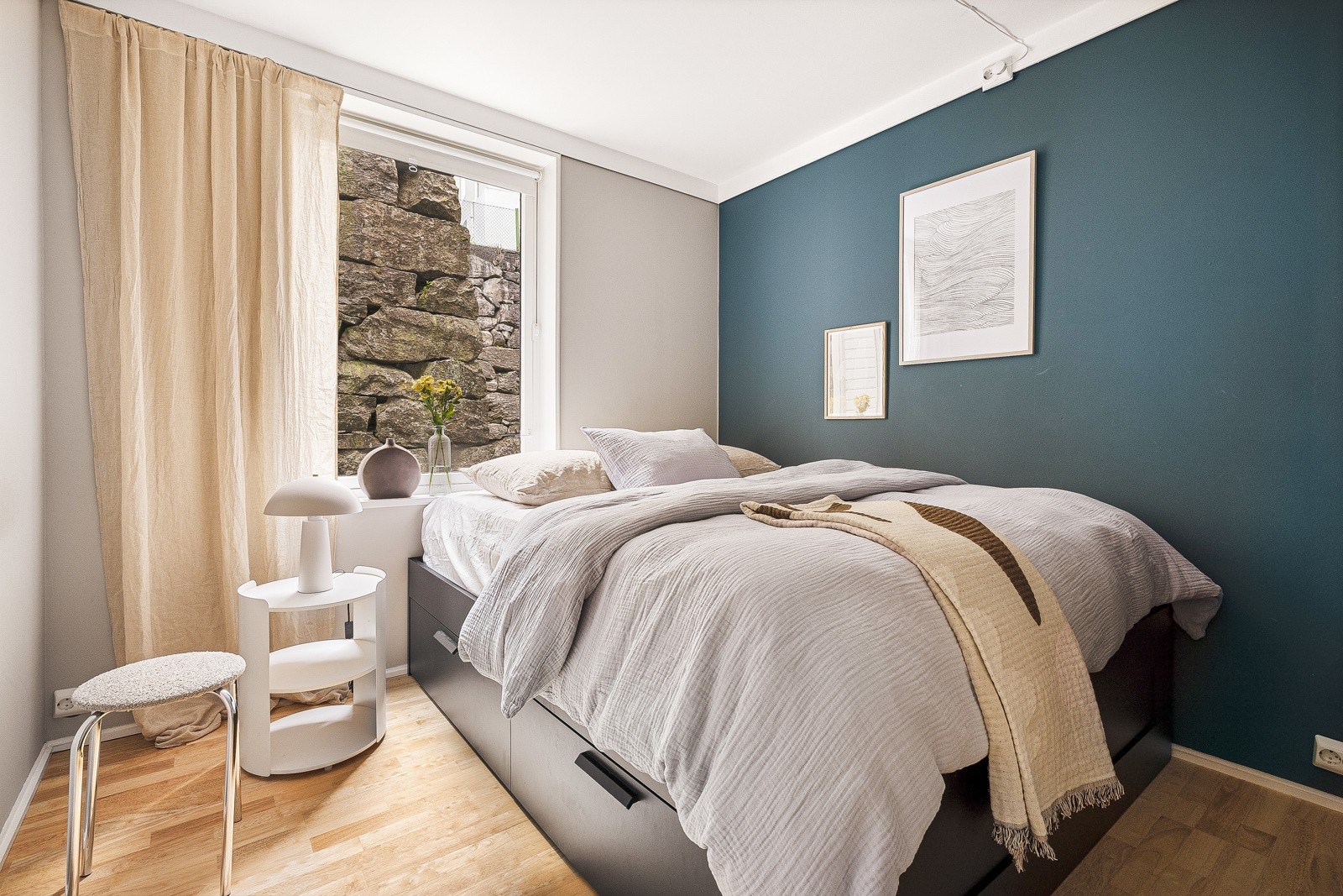 Romslig soverom med god plass til dobbeltseng og garderobe. Galleribilde