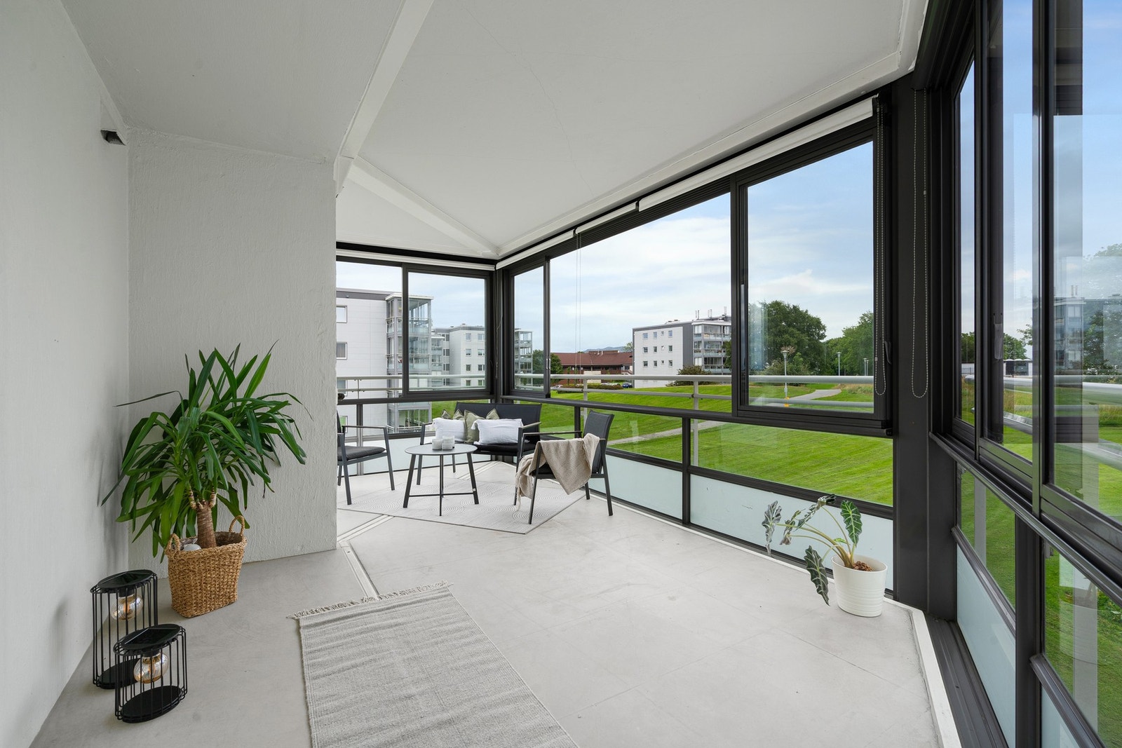 Balkongen er romslig med gode møblerings muligheter. Galleribilde