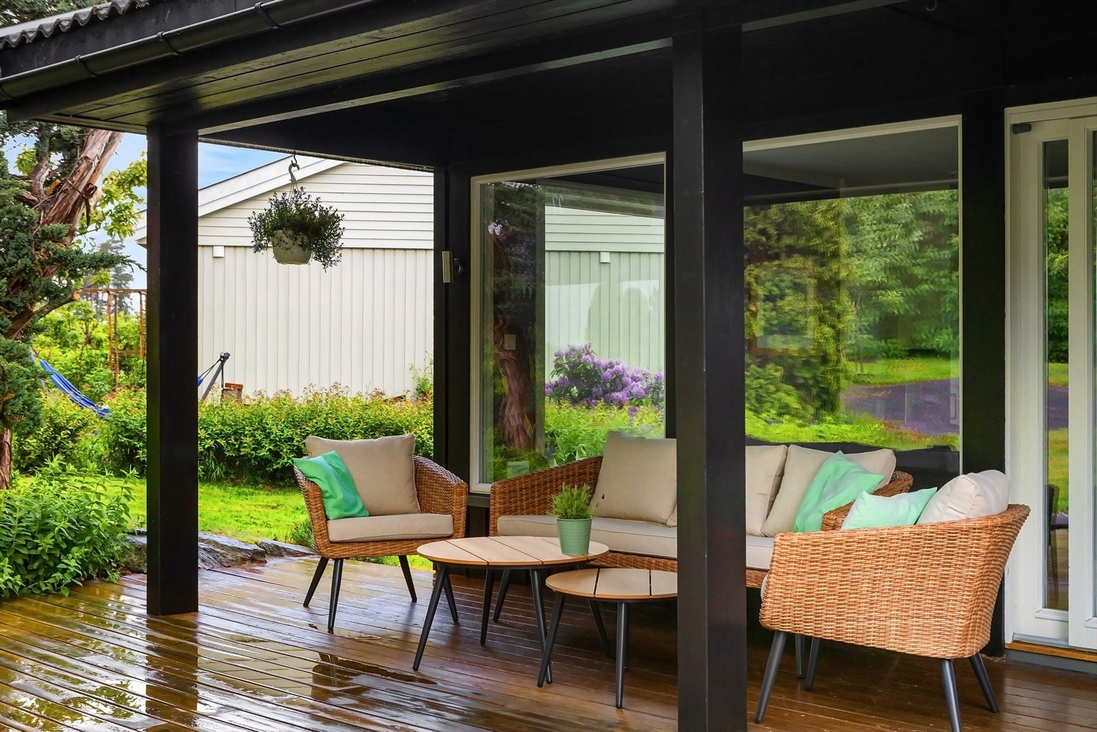 Praktisk med delvis overbygd terrasse. Galleribilde