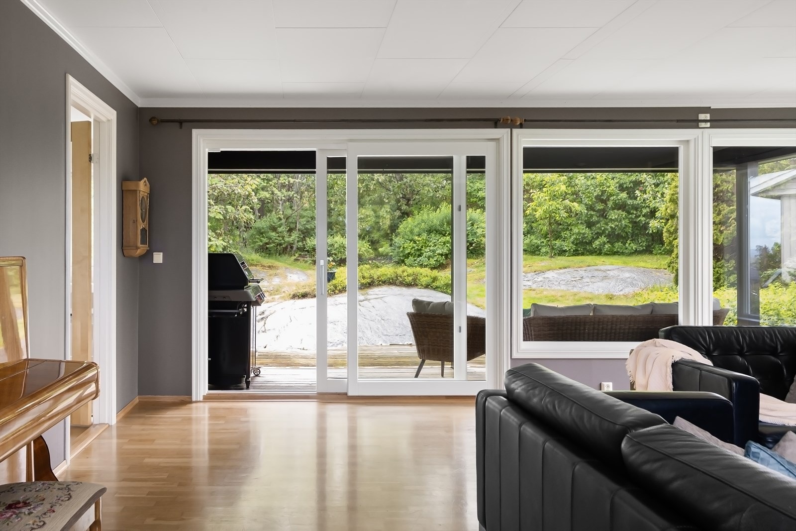 Utgang til hage og terrasse. Galleribilde