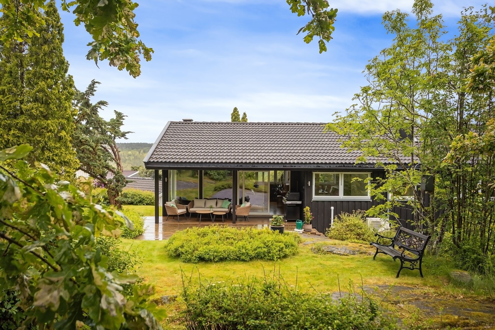 Skjermet hage og uteplass. Galleribilde