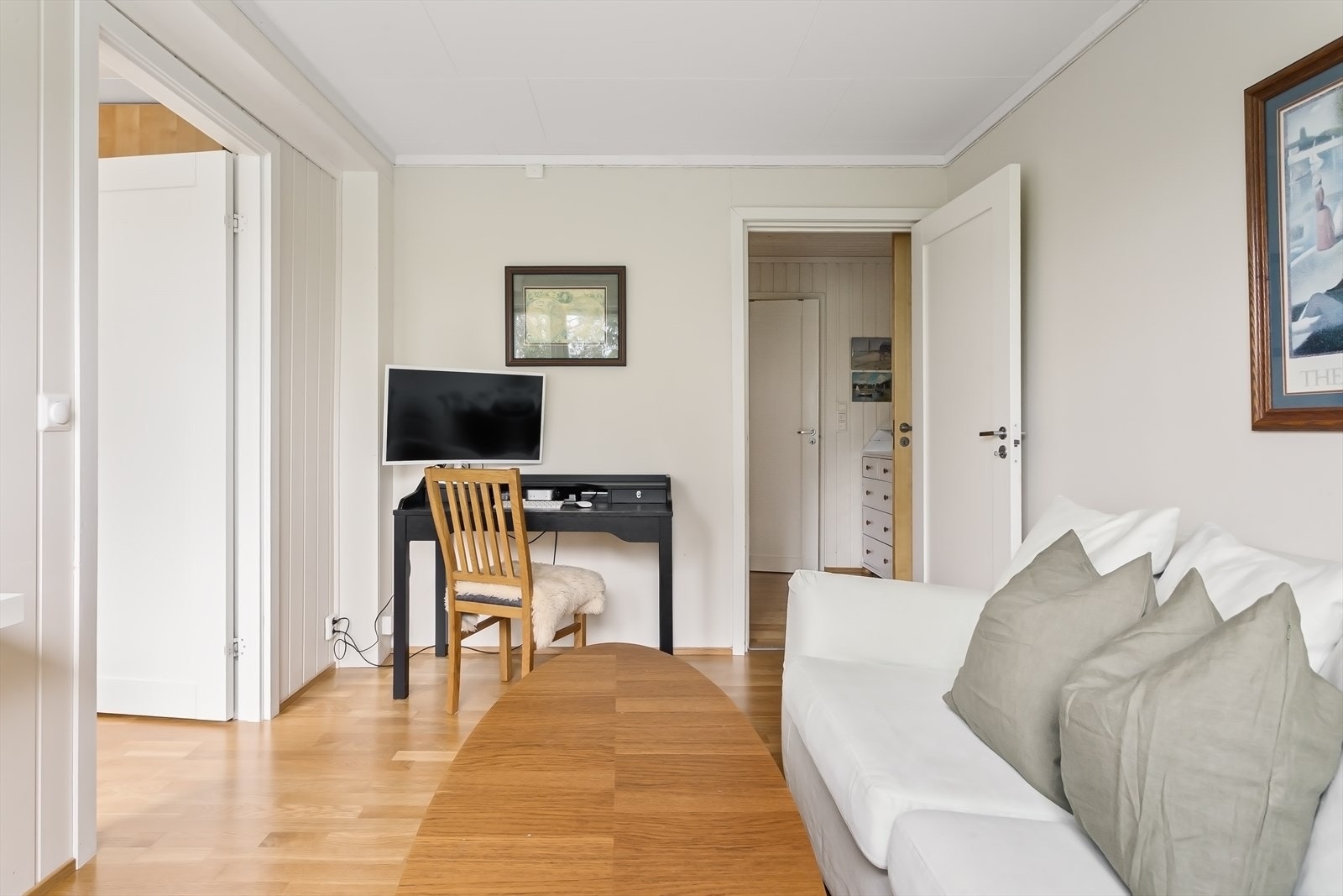 Tv-stue med adkomst til soverom. Galleribilde
