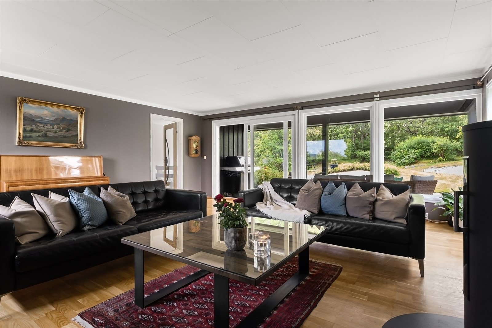 Store vindusflater som gir mye naturlig lys. Galleribilde