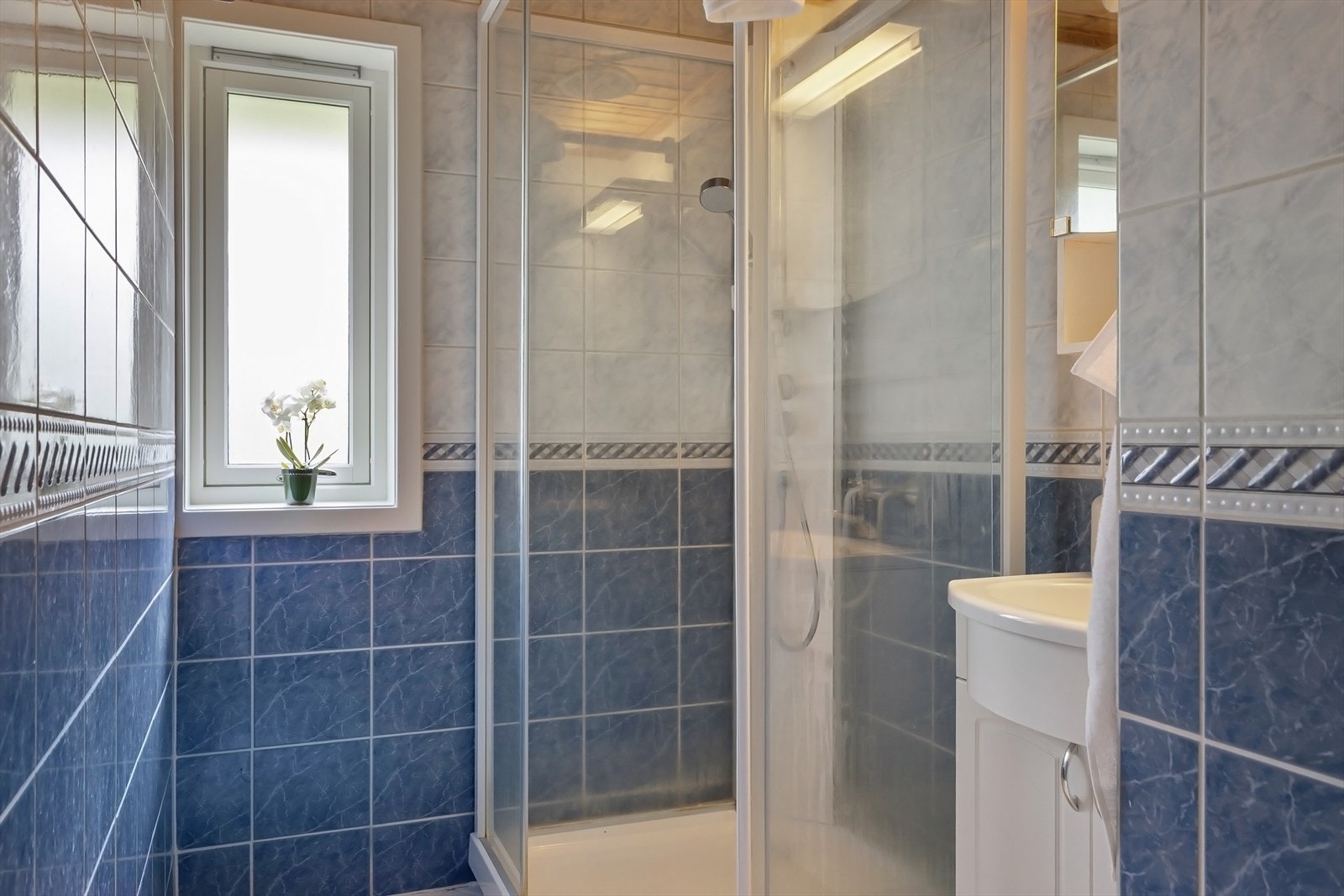 Dusjbad vegg i vegg med wc-rom. Galleribilde
