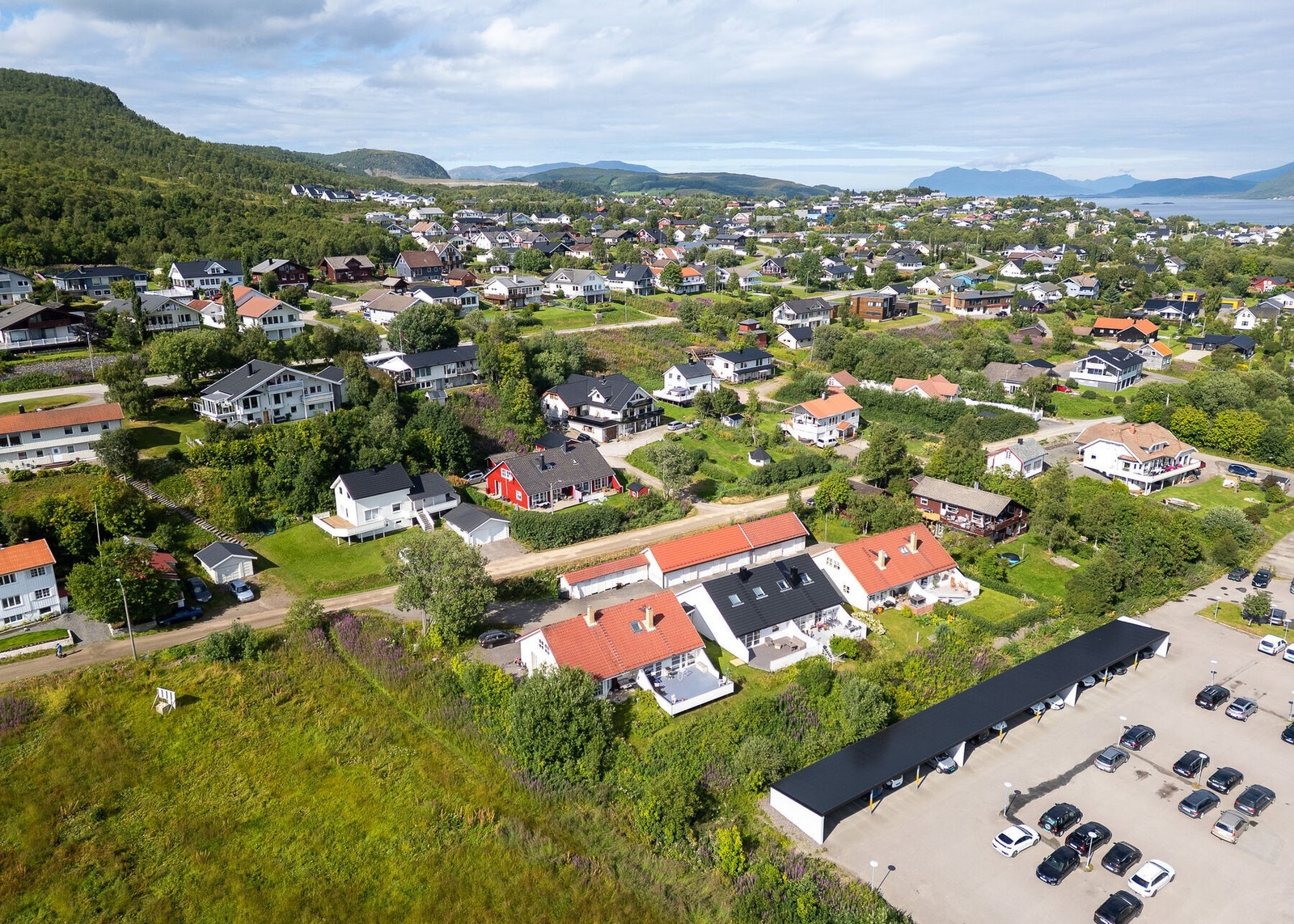 Eiendommen sett fra lufta og nærområdet rundt. Galleribilde