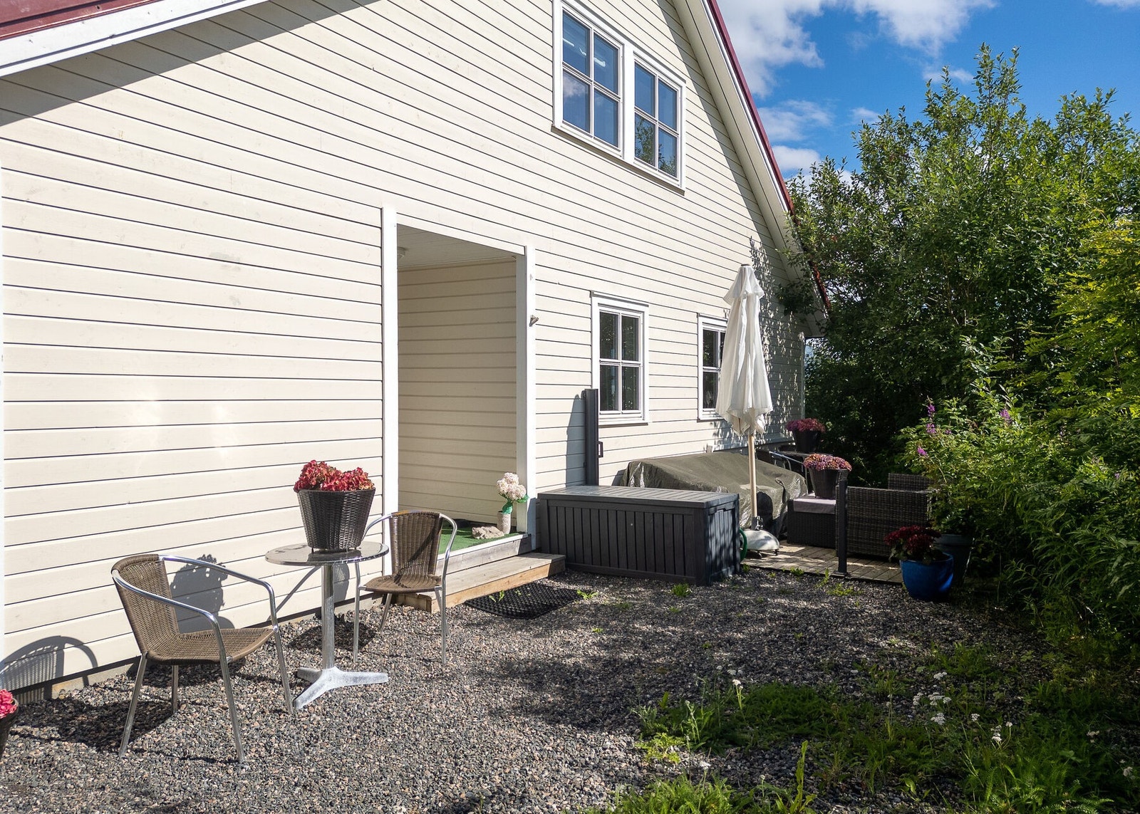 Fasade mot sør. I 2014 ble det skiftet bordkledning, vindsperre og nye vinduer på fasaden mot sør. Foto: Lunde Images AS Galleribilde