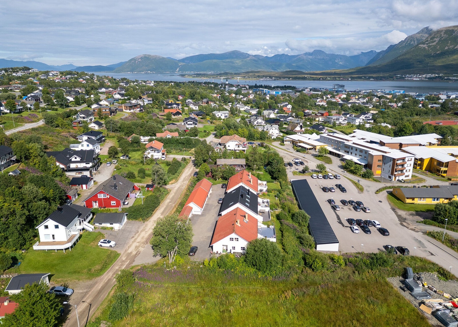 Her bor du i etablert og barnevennlig boligområde i Lamarka, ca. 1 km unna Sortland sentrum og med nærhet til det meste. Galleribilde
