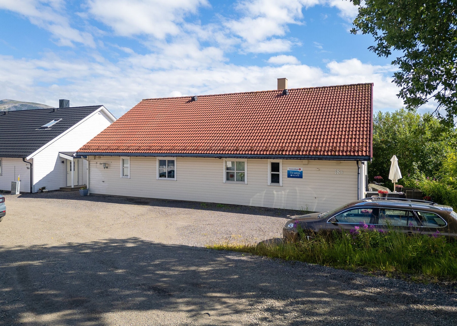 Fasade mot vest. Parkeringsmuligheter på gruslagt gårdsplass. Galleribilde