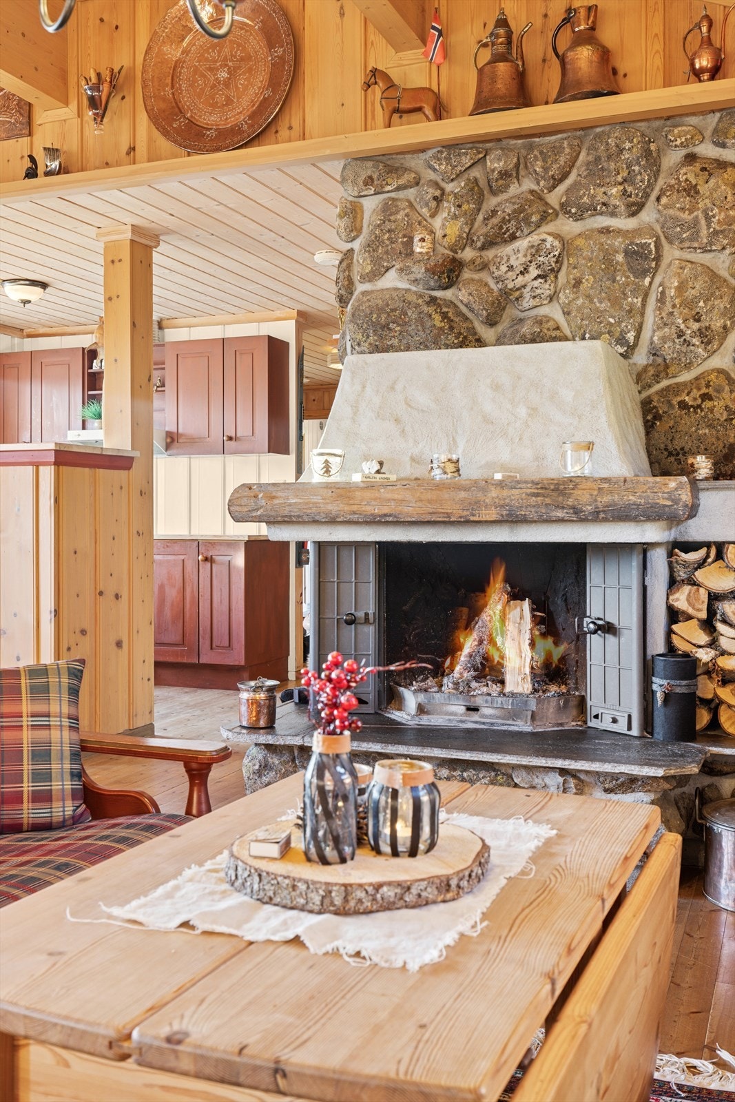 Peis i stuen. Galleribilde