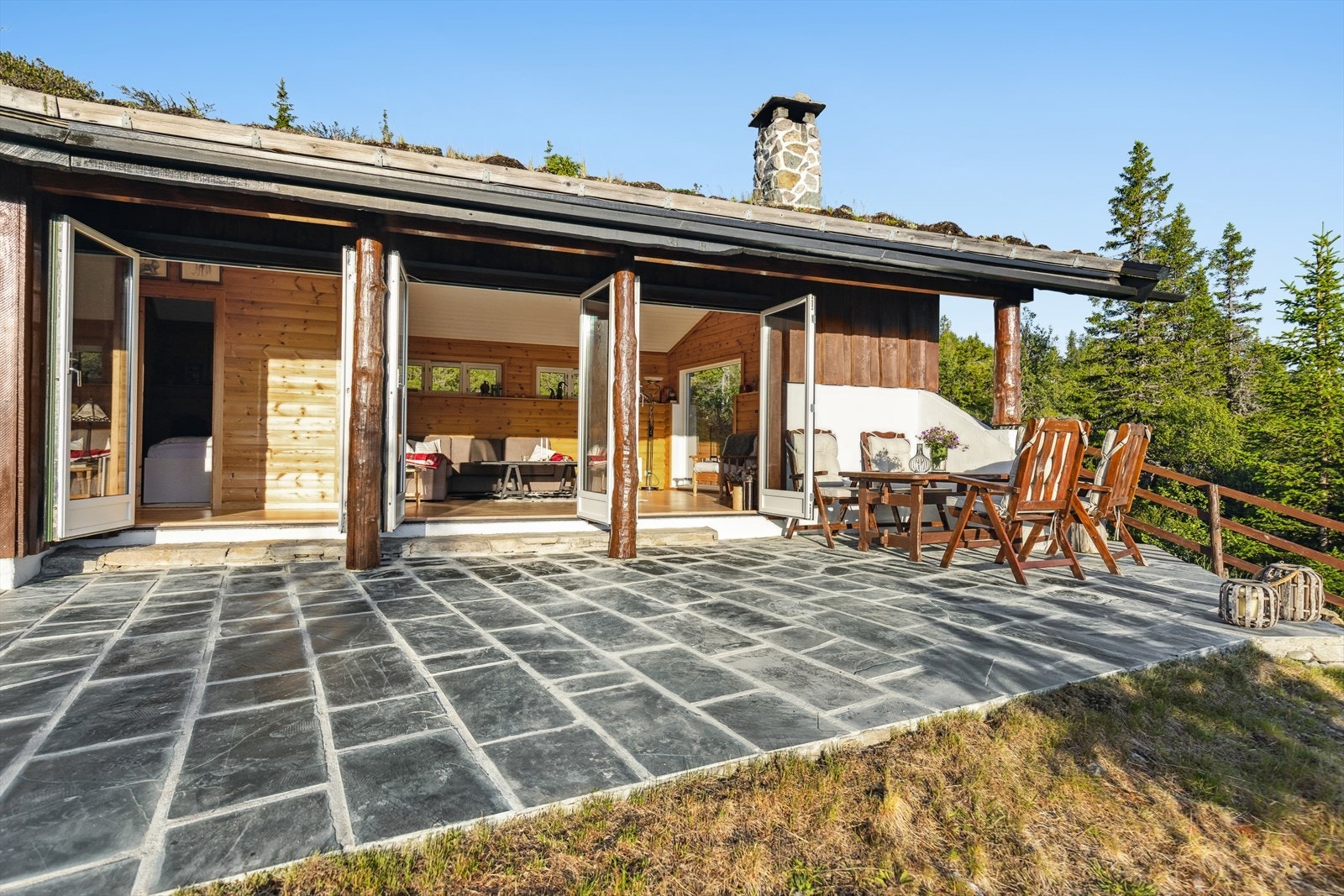 Stor terrasseplatting i skifer. Galleribilde