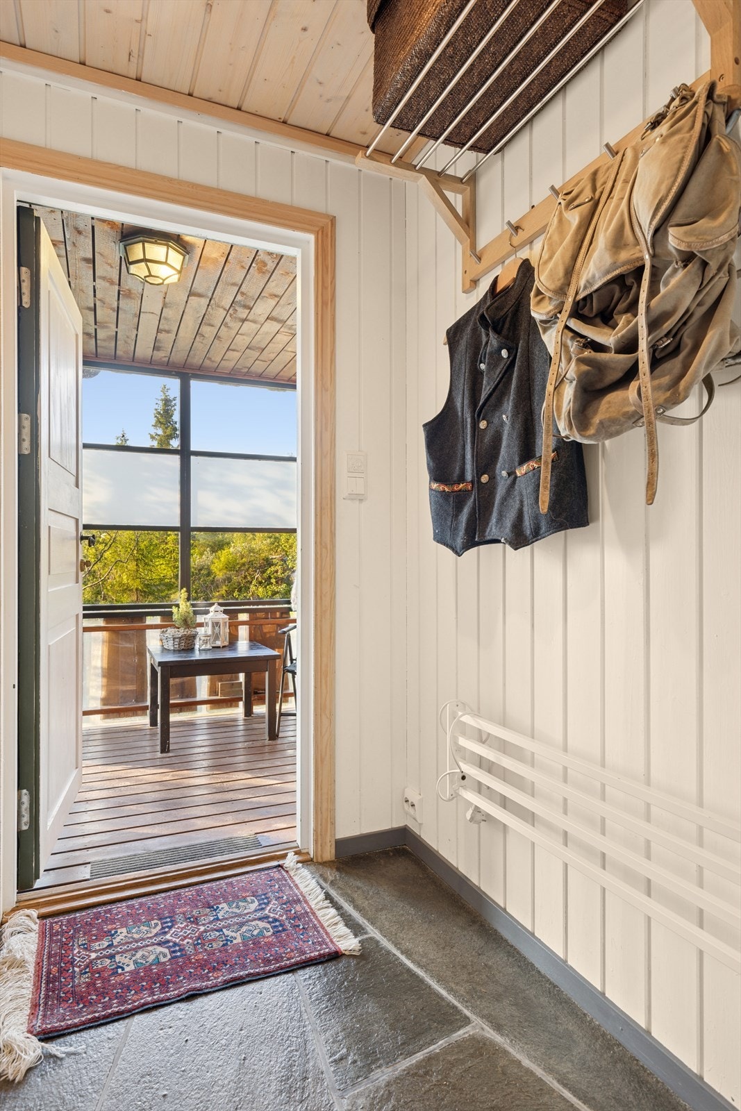 Det første som møter deg når du kommer inn er en entré/gang med plass til sko og yttertøy. Galleribilde