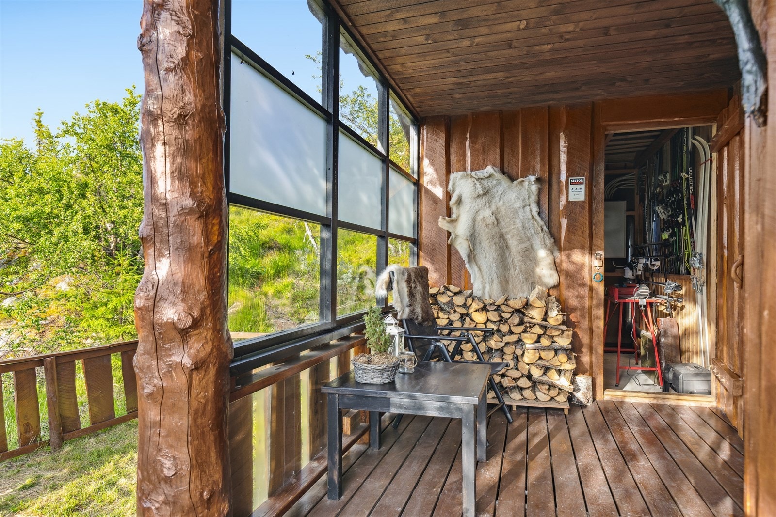 Utvendig adkomst til en praktisk bod. Galleribilde