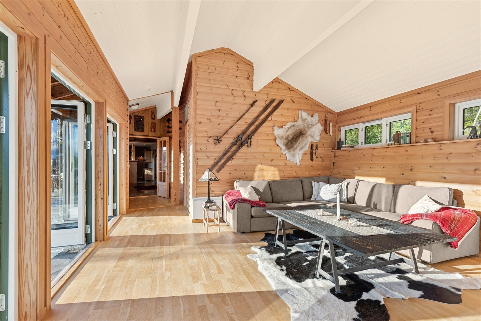 Innbydende stue med god plass til sofagruppe og annet ønsket innventar. Galleribilde