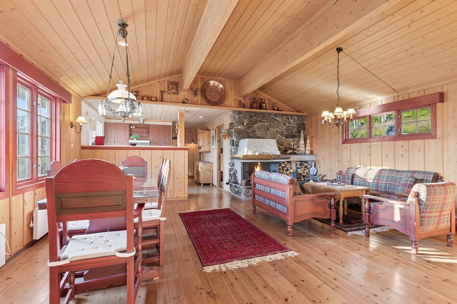 Kjøkkenet ligger i delvis åpen løsning til stuen. Galleribilde