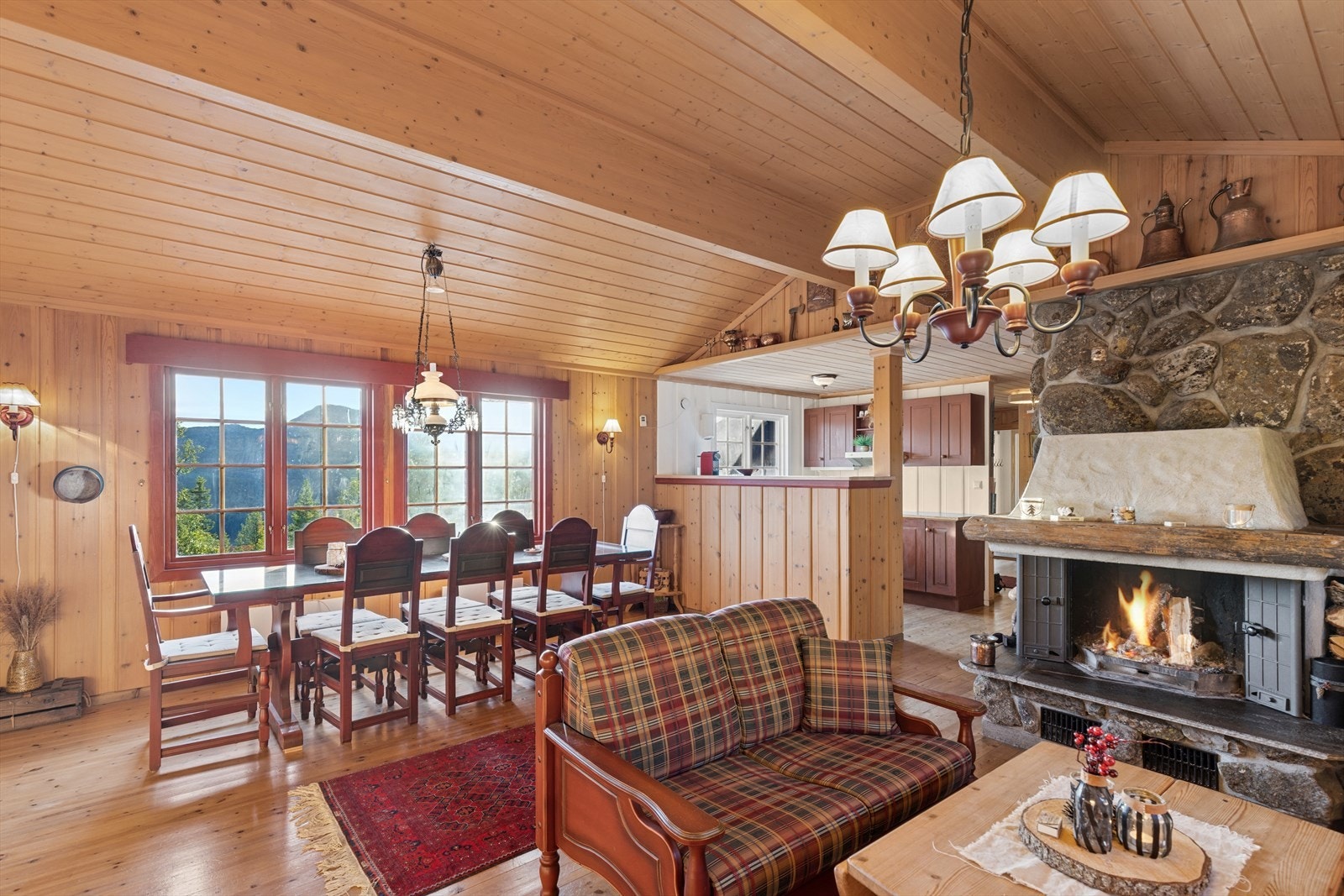 Den andre stuen har god plass til sofagruppe og spisebord. Galleribilde