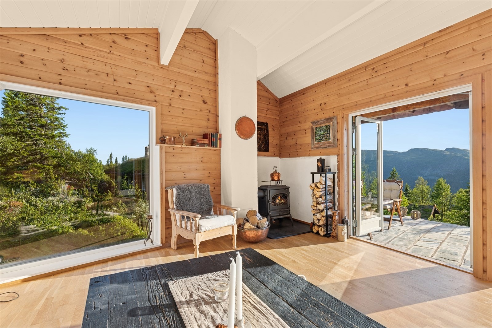 Hytta byr på to romslige stuer. Galleribilde