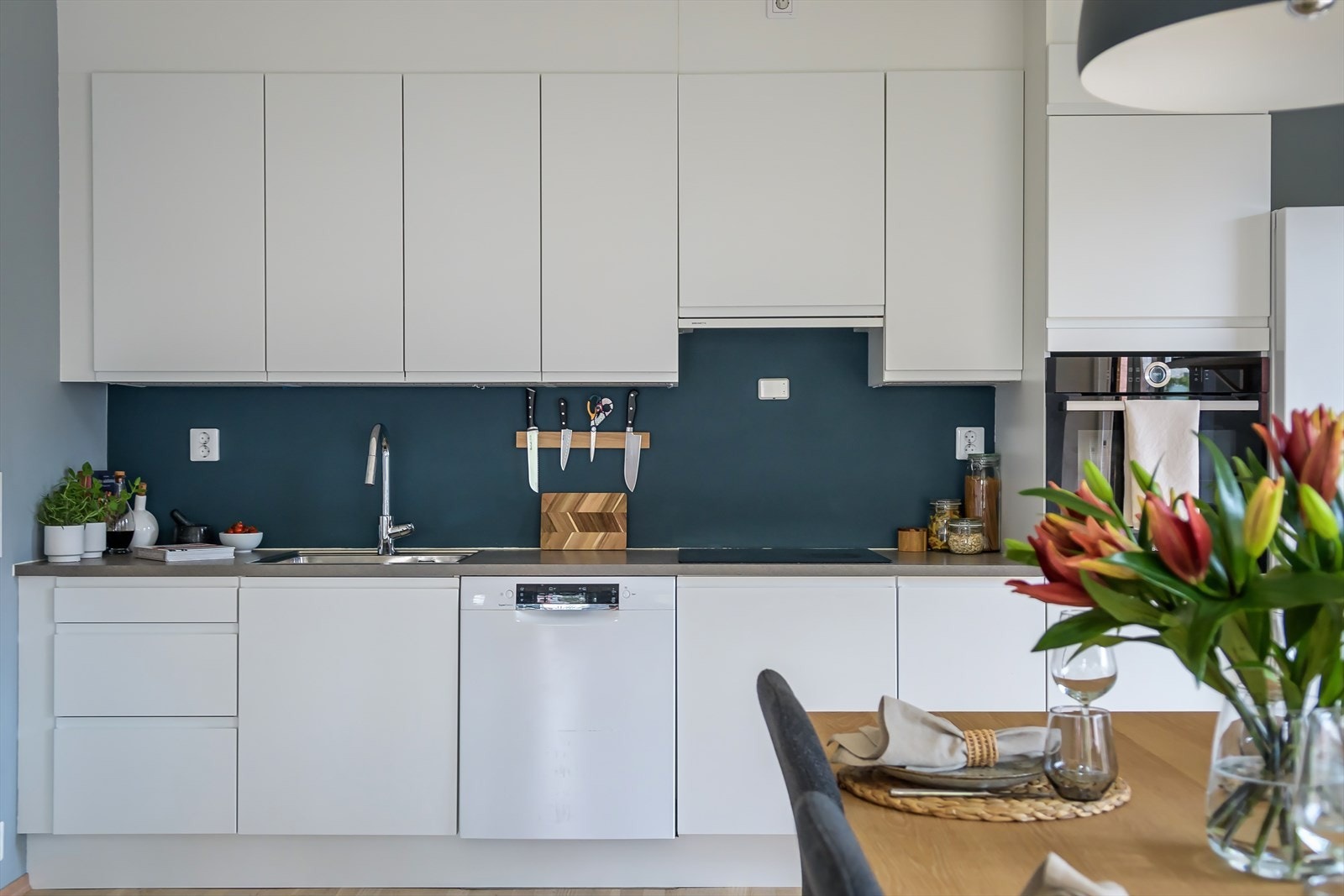 Stilren innredning med hvite fronter og laminert benkeplate Galleribilde