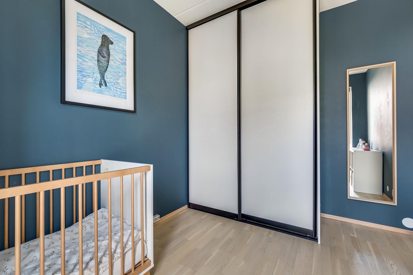 Rommet har plass til både seng og garderobeløsning, og den nøytrale stilen gir deg et godt utgangspunkt for personlig innredning Galleribilde