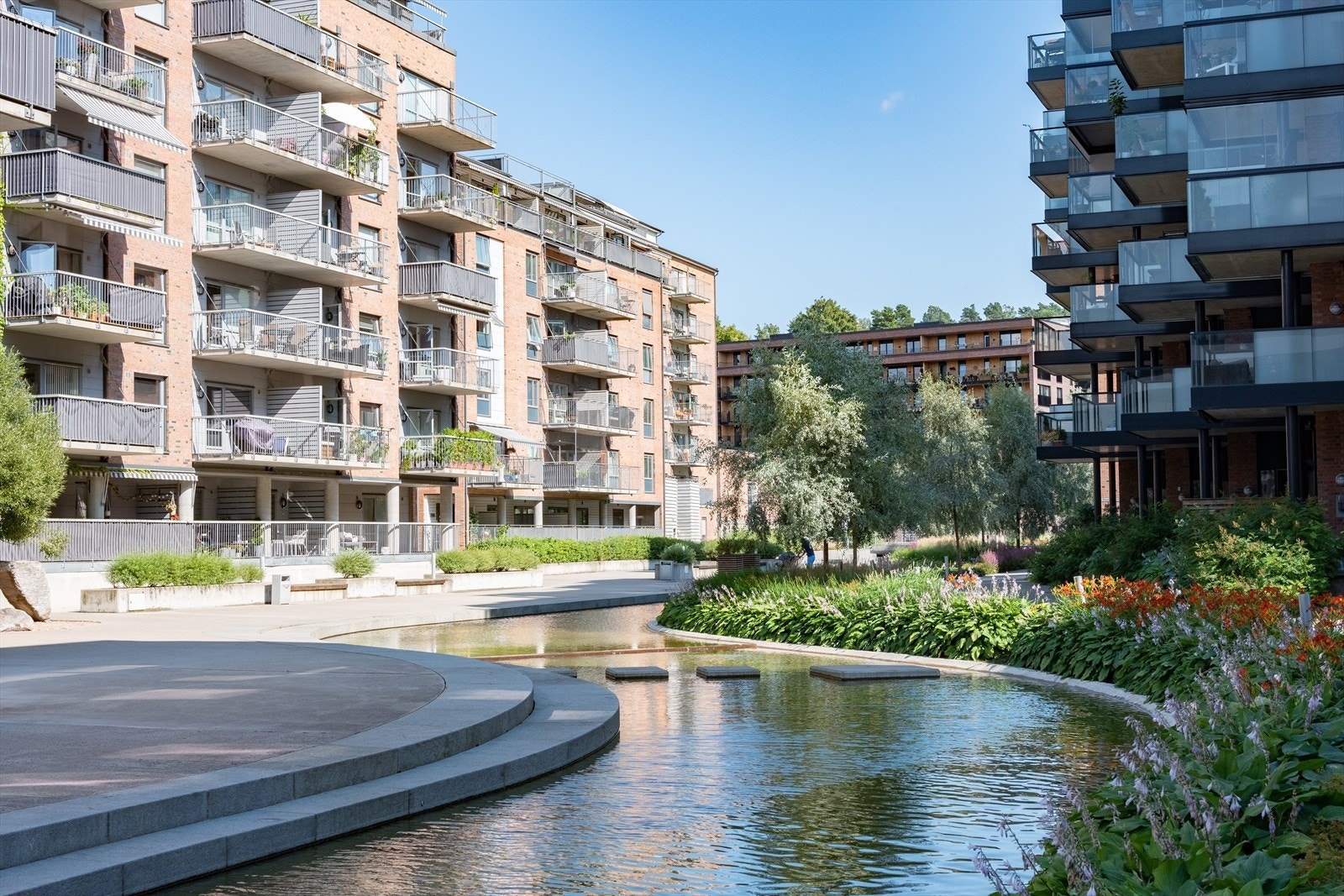 Idylliske Kværnerdammen renner gjennom Kværnerbyen - her kan man stå på skøyter om vinteren eller ta seg et bad om sommeren Galleribilde