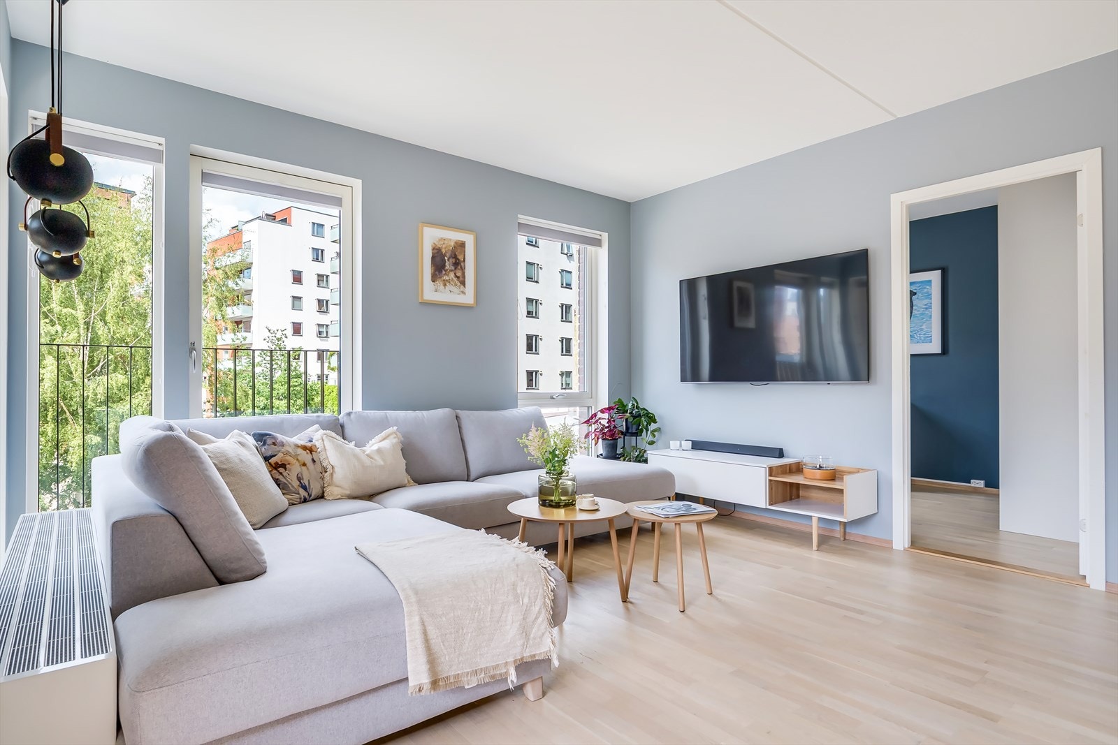 Det er god plass til sofagruppe, tv-møbler og spisebord i stuen Galleribilde