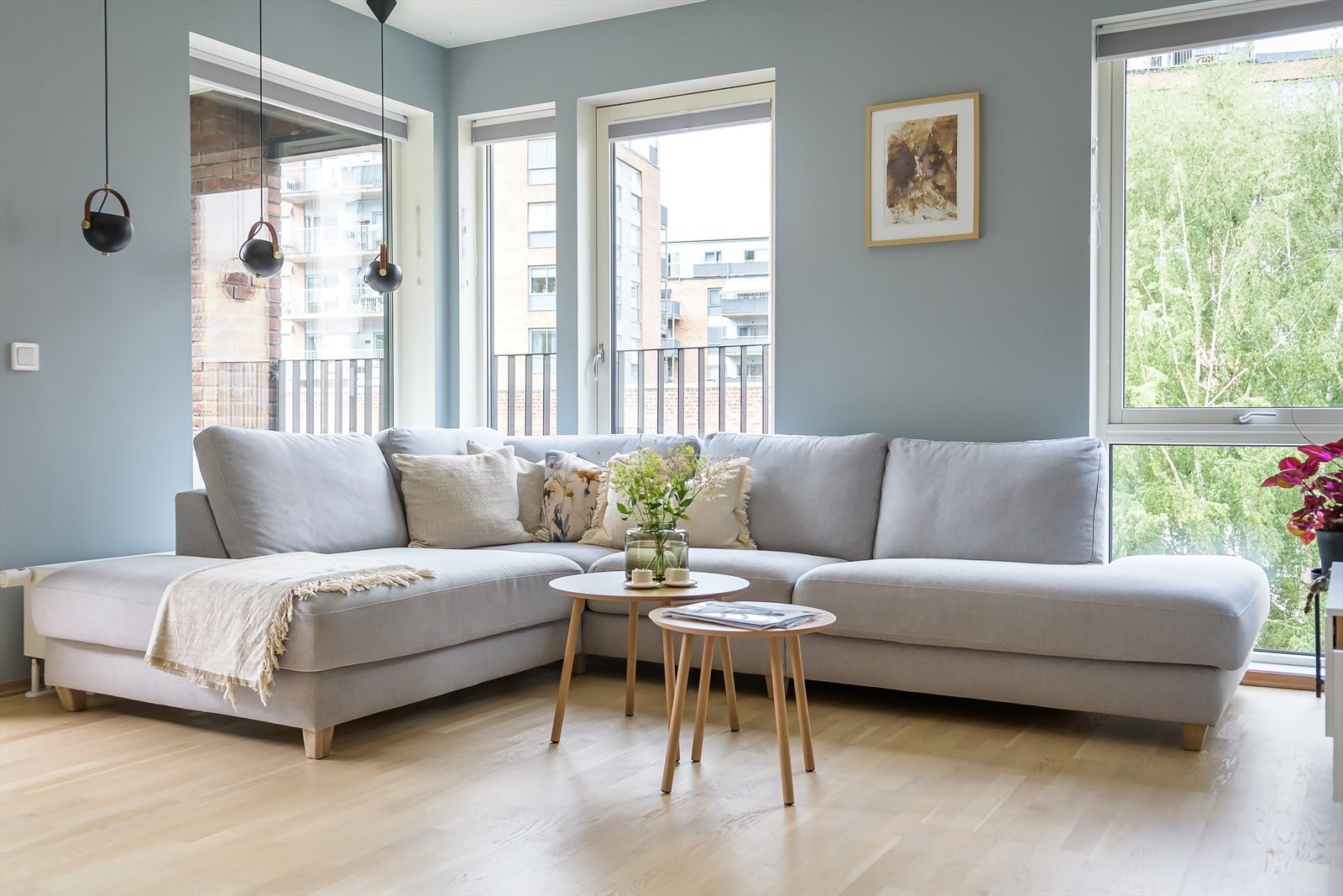 Leiligheten blir oppvarmet med radiatorer. Gjennom felleskostnadene betales det et a-konto beløp for oppvarming og varmtvann Galleribilde