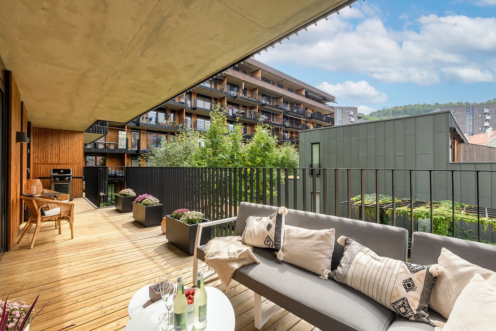 Det er god plass til å samle venner og familie til sosiale sammenkomster på balkongen Galleribilde