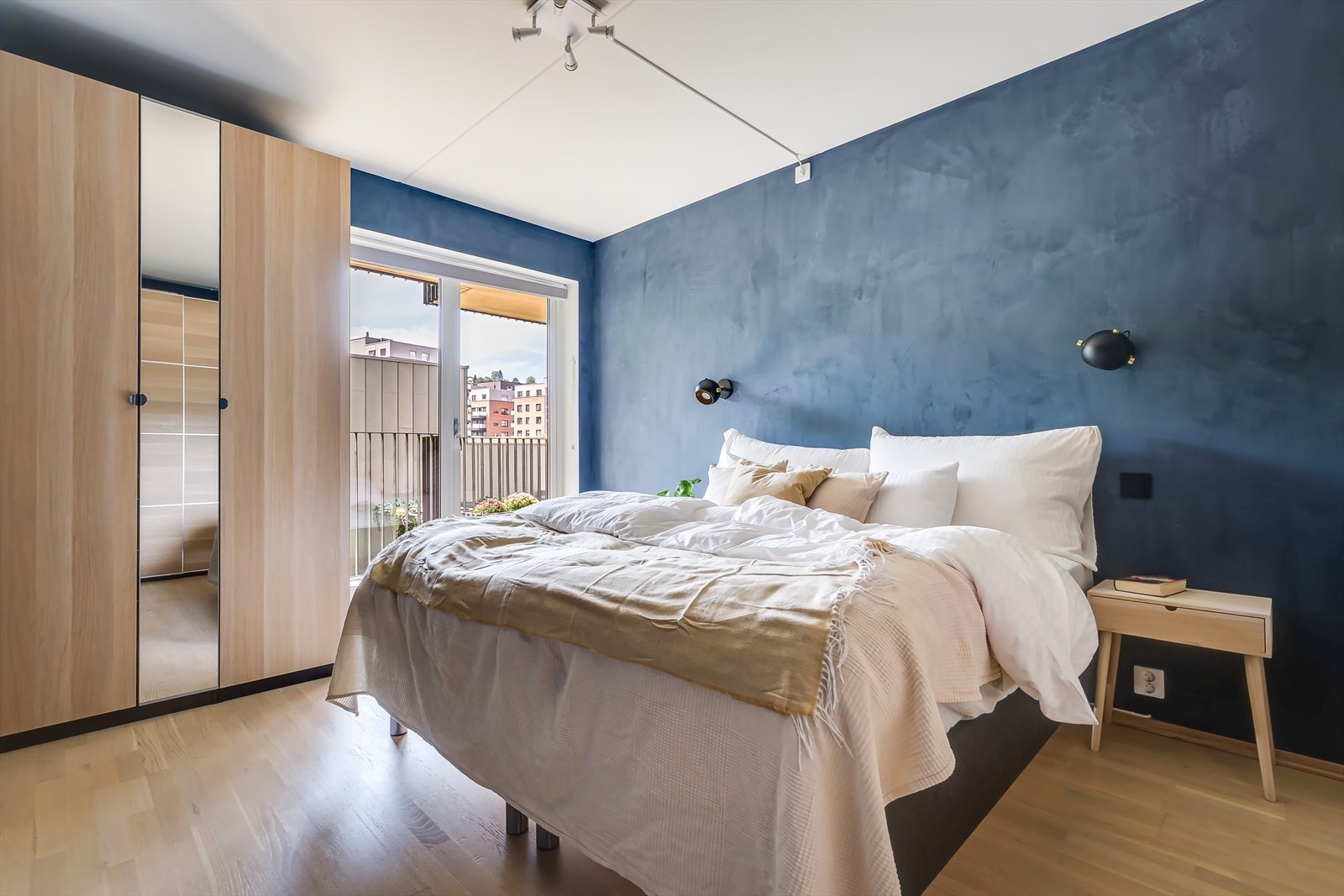 Stort soverom med god plass til dobbeltseng og garderobeskap Galleribilde