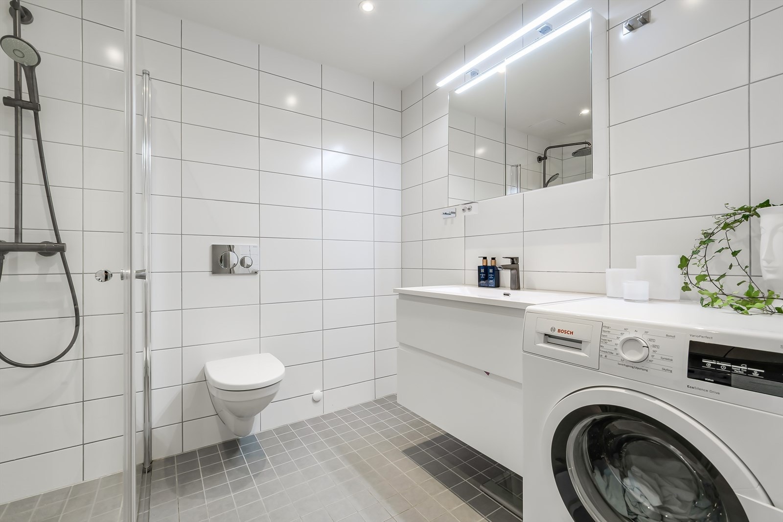 Flott bad fra byggeåret med gulvvarme, downlights i taket og balansert ventilasjon Galleribilde