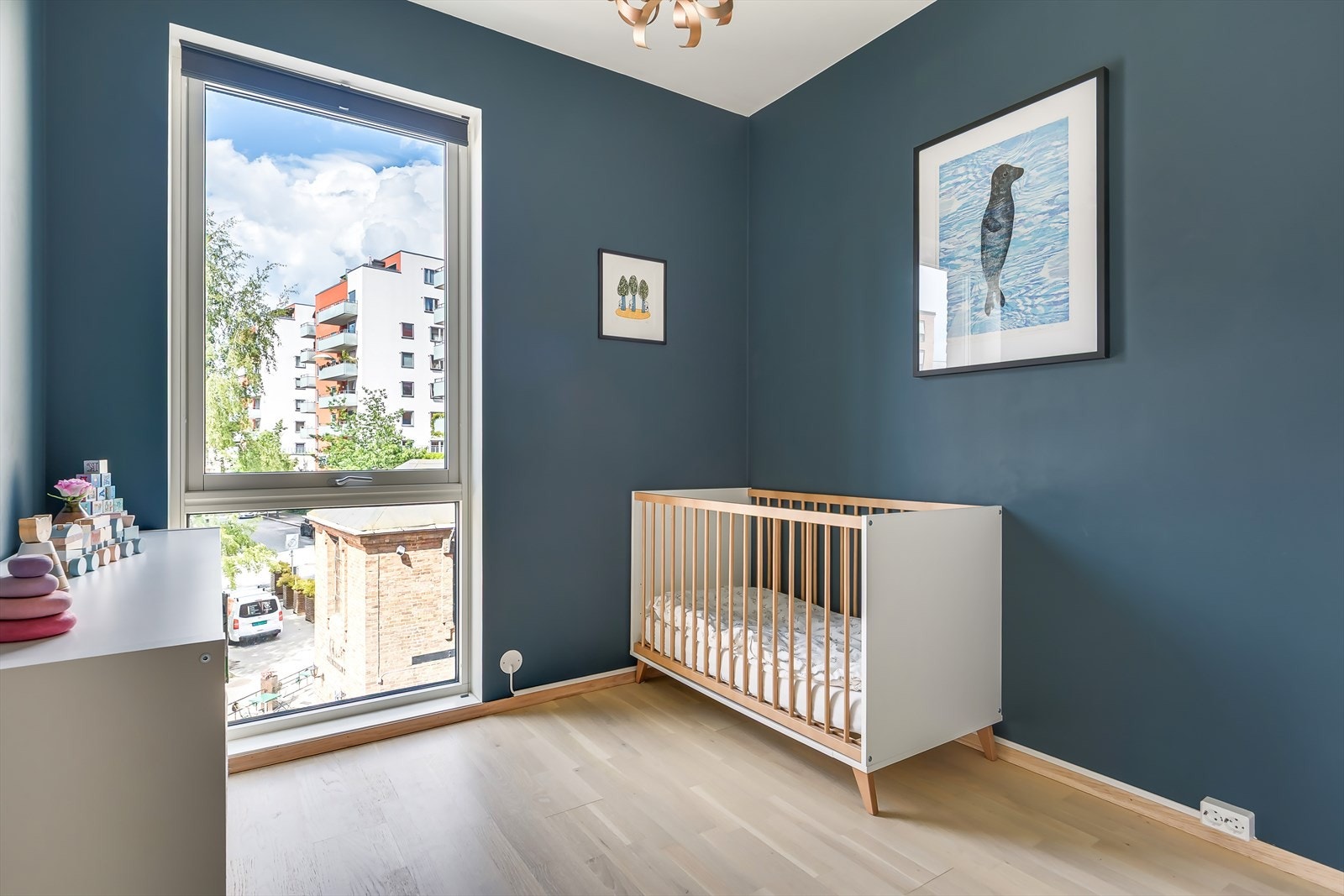 Det andre soverommet er fleksibelt og kan enkelt tilpasses dine behov, enten du ønsker barnerom, hjemmekontor eller gjesterom Galleribilde